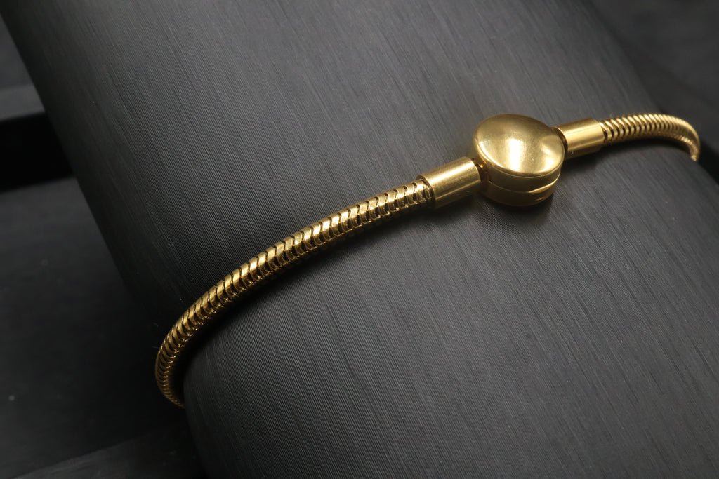 Pulsera dorada tipo Pandora 5.