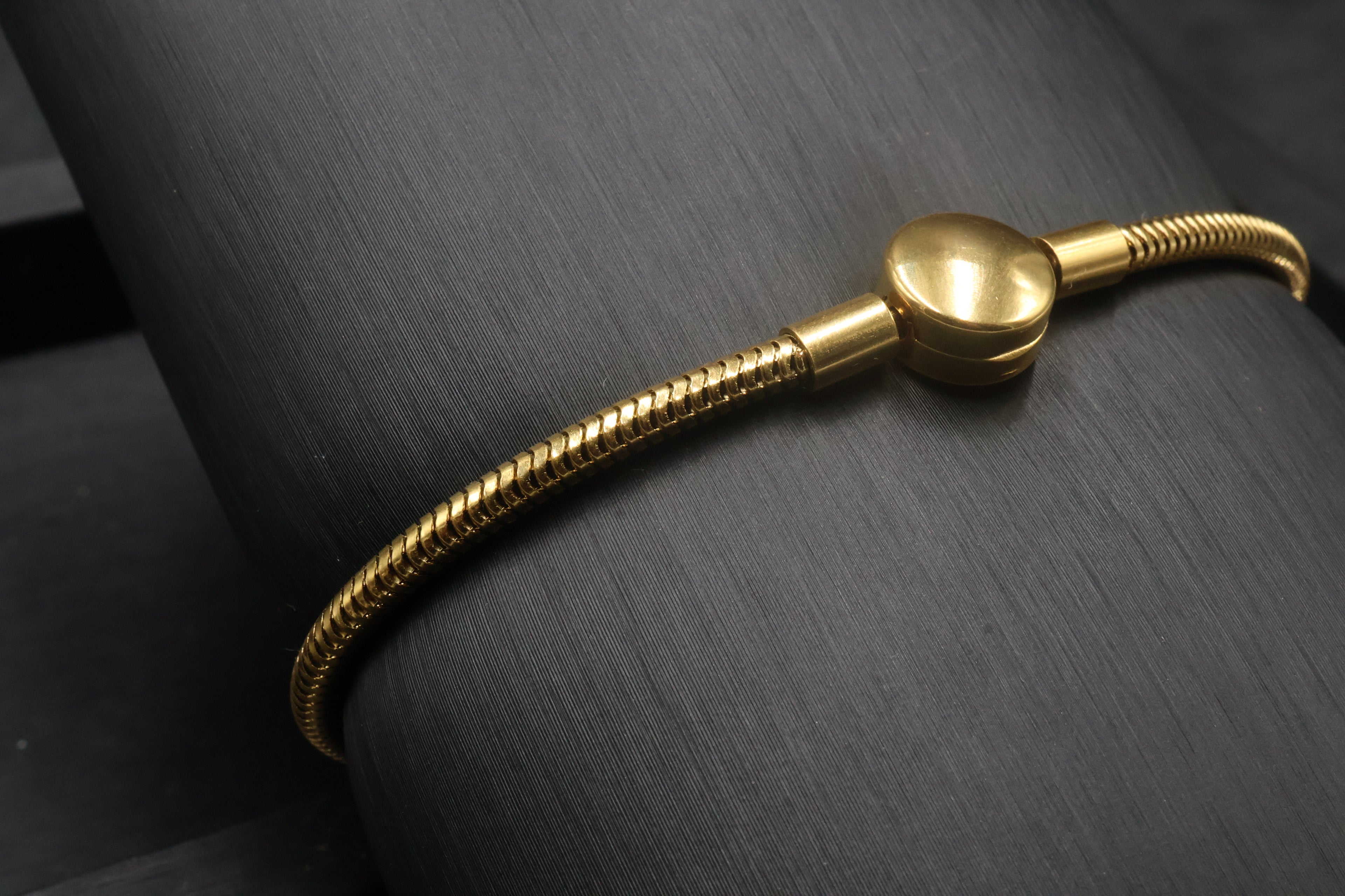 Pulsera dorada tipo Pandora 5.