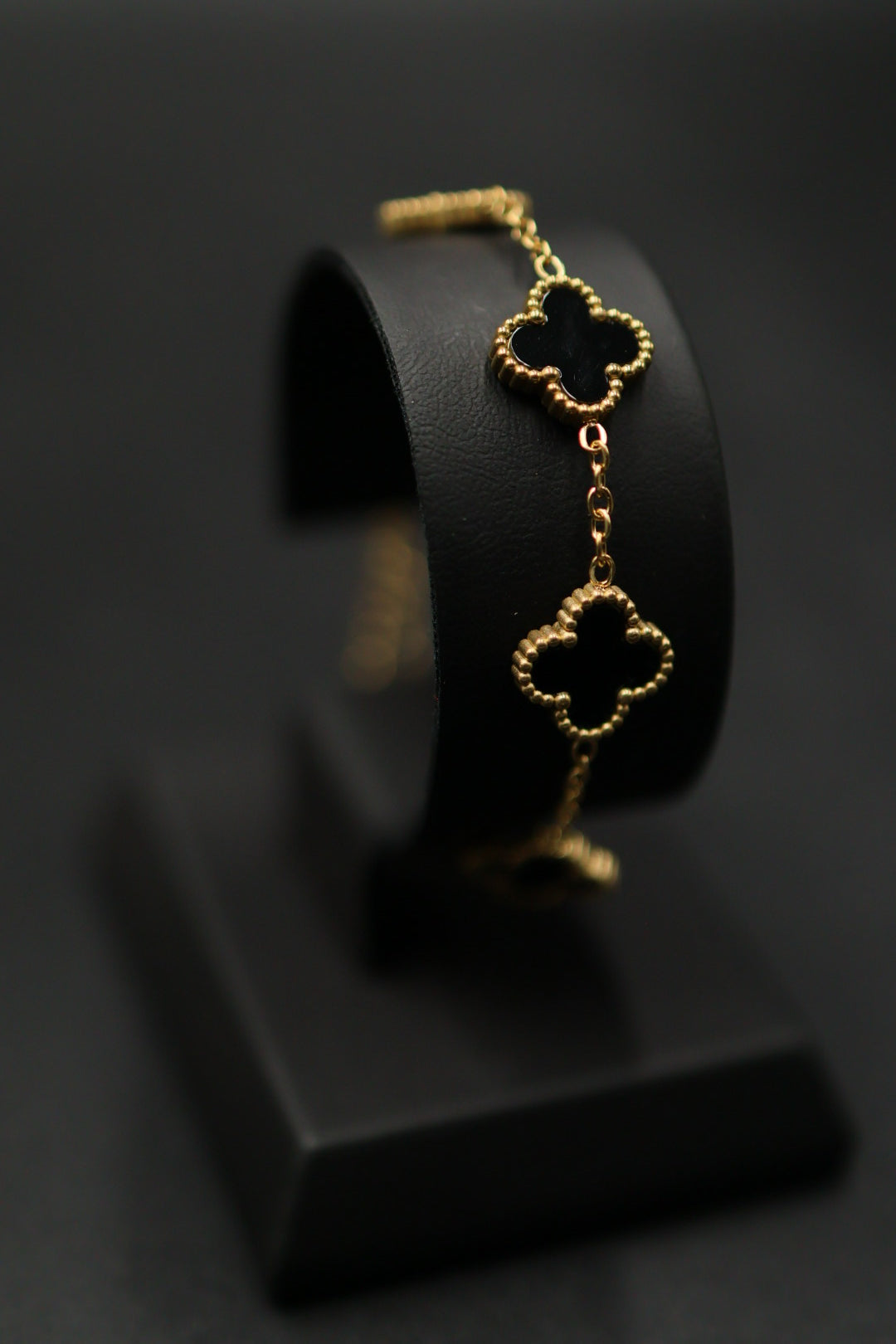 Pulsera Trébol 13 mm Liso Dorado - Negro.