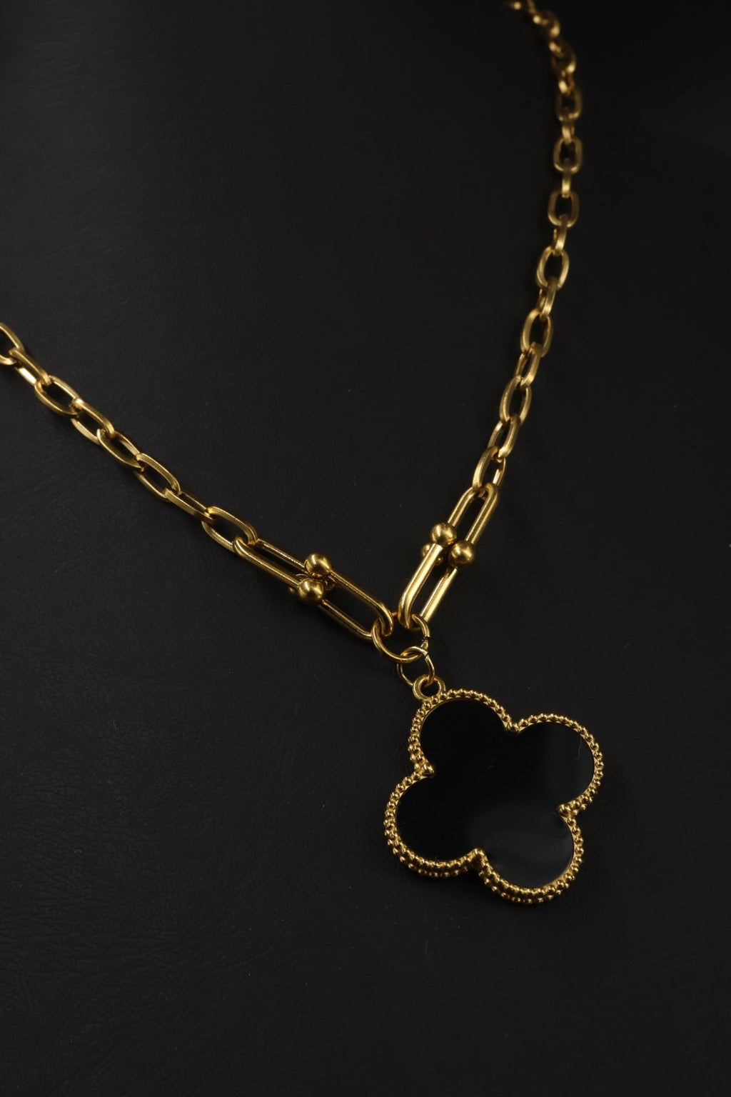 Collar Grande 1 trébol - Dorado / Negro.