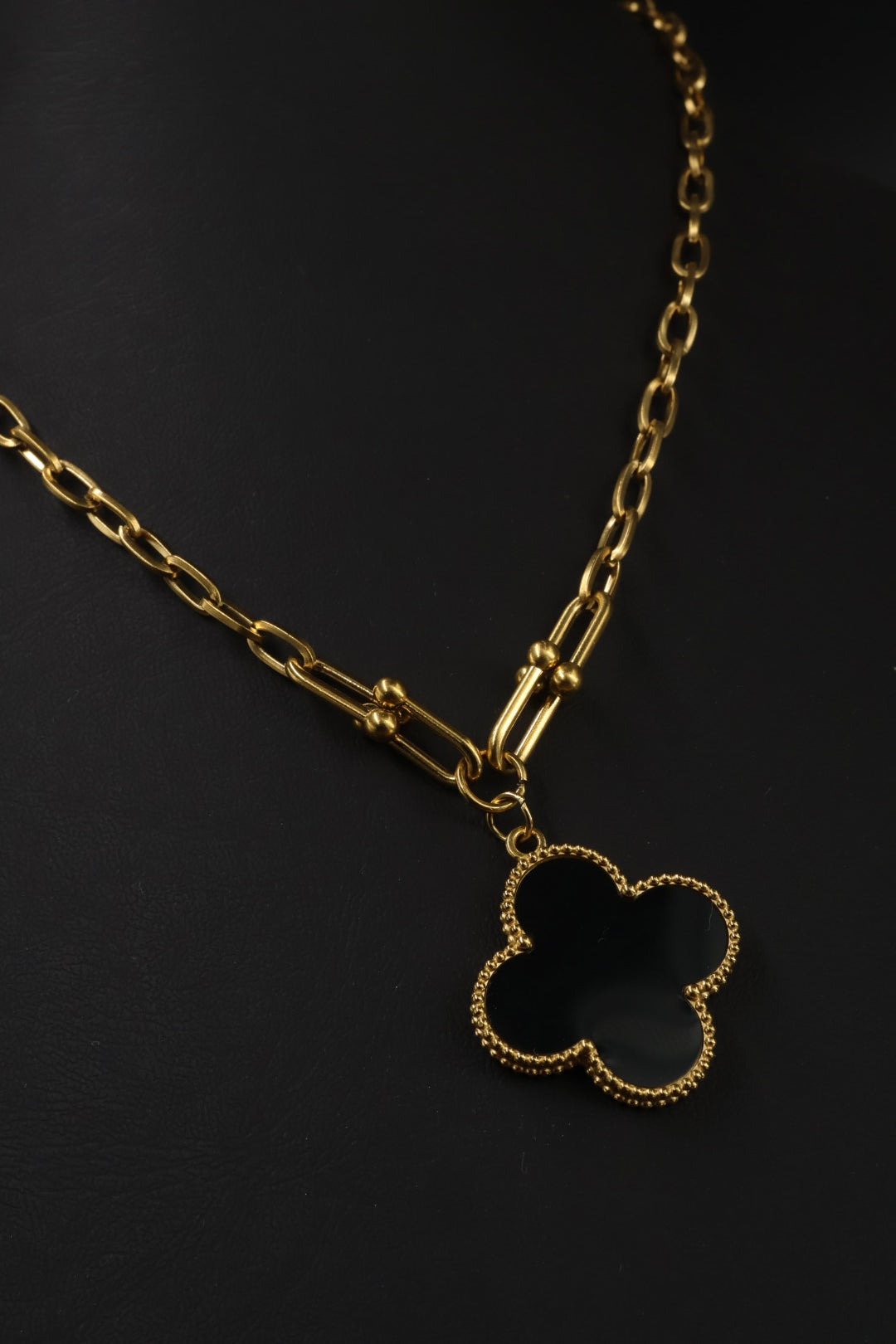 Collar Grande 1 trébol - Dorado / Negro.