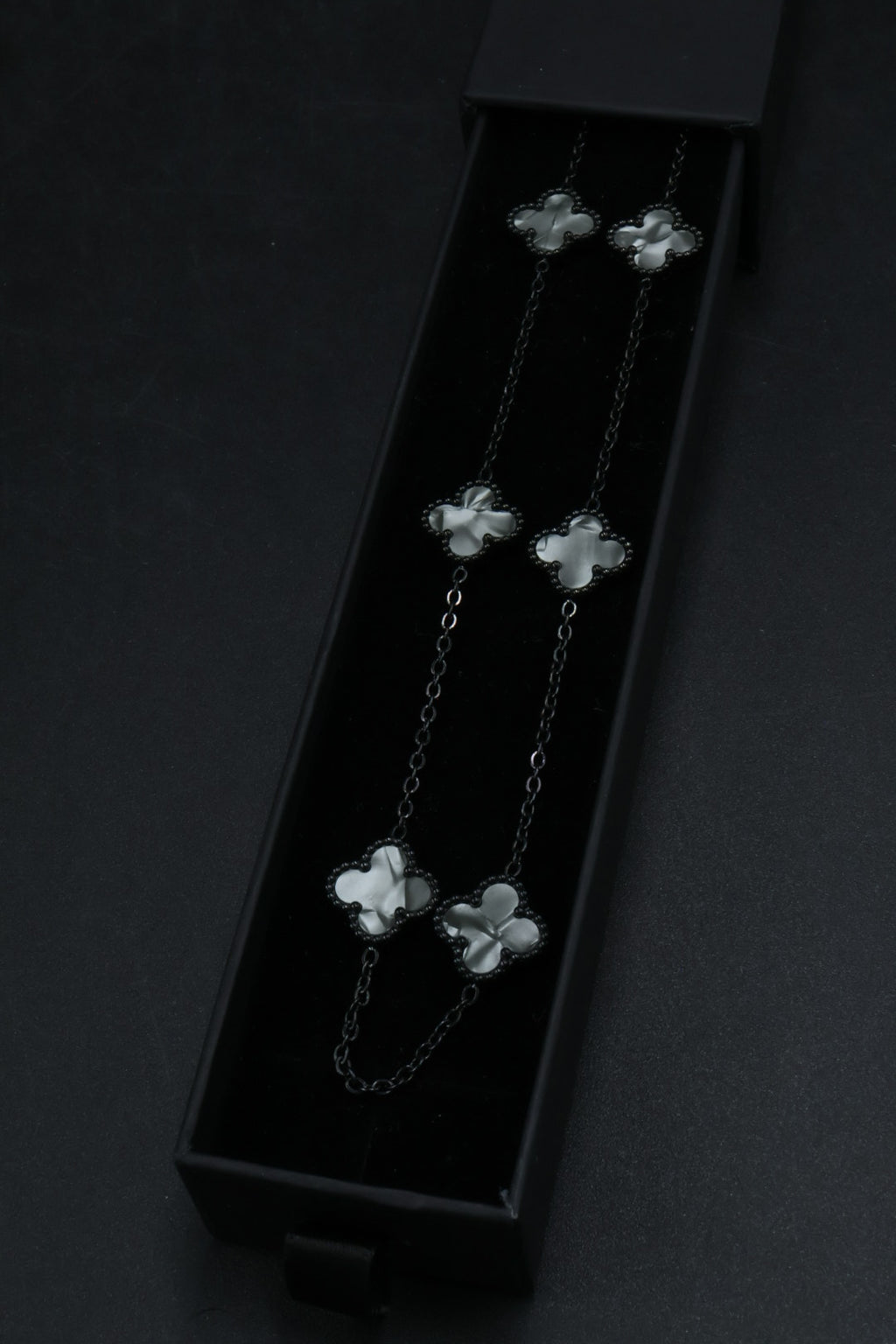 Collar Trébol 13 mm Gris Marmolado. - Negro.