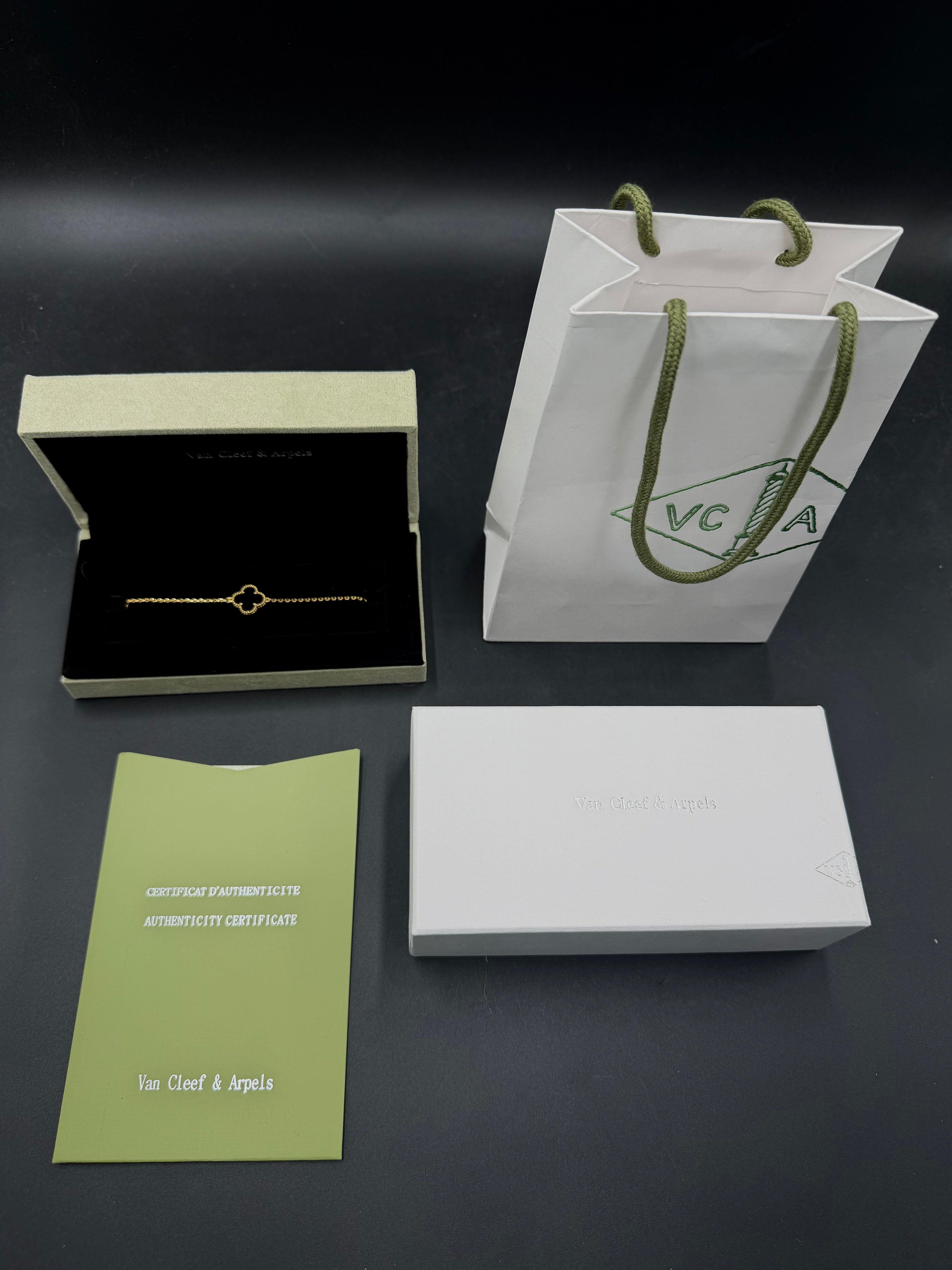 Pulsera VCA Sweet Alhambra 1:1 Gold Onyx.