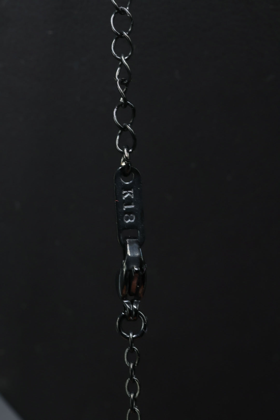 Collar Largo Trébol 13 mm Gris Marmolado. - Negro.