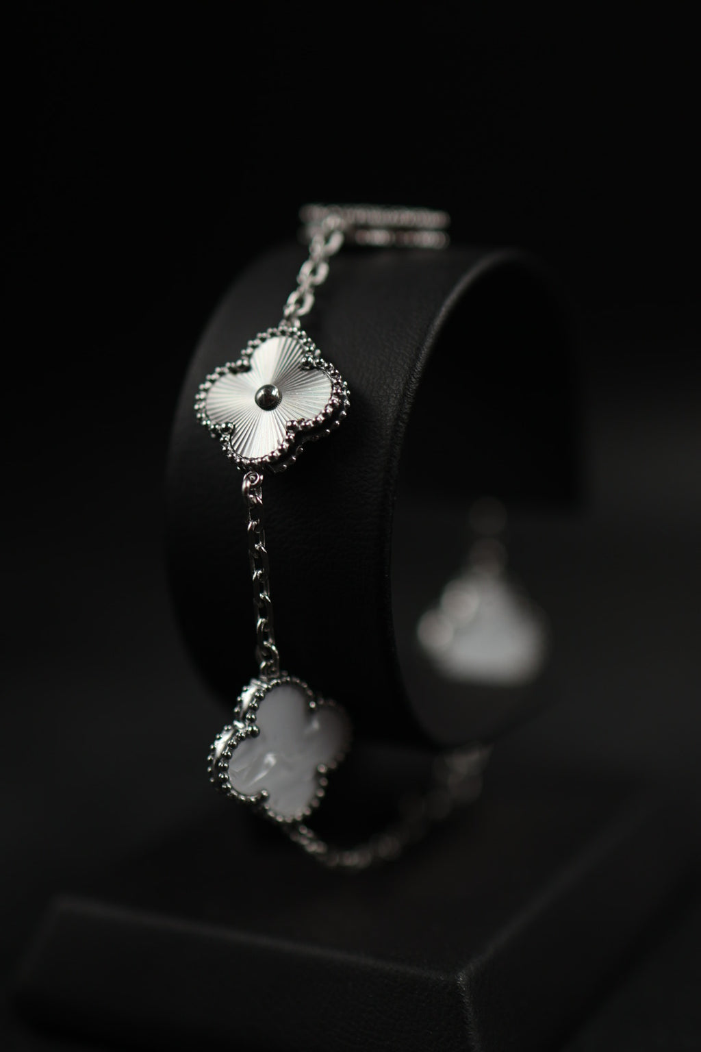 Pulsera Trébol Blanco Nácar - Láser Plateado.