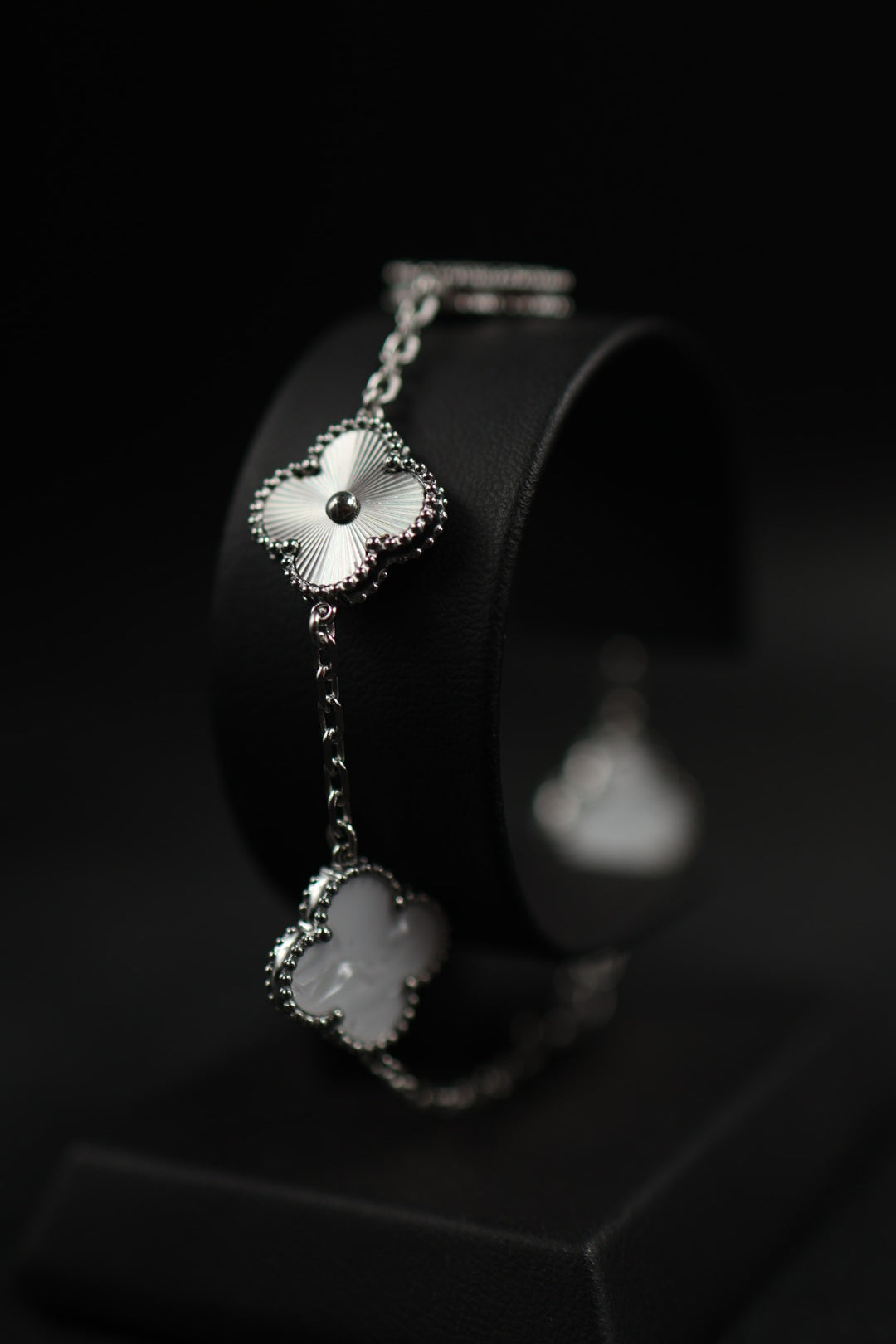 Pulsera Trébol Blanco Nácar - Láser Plateado.