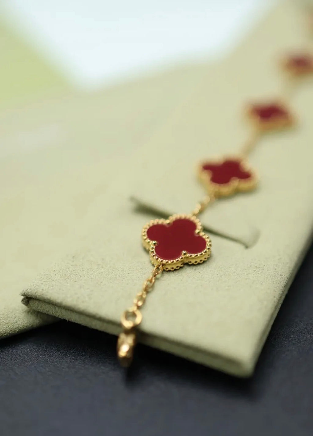 Pulsera Full Set trébol 15 mm básica. Dorado - Rojo