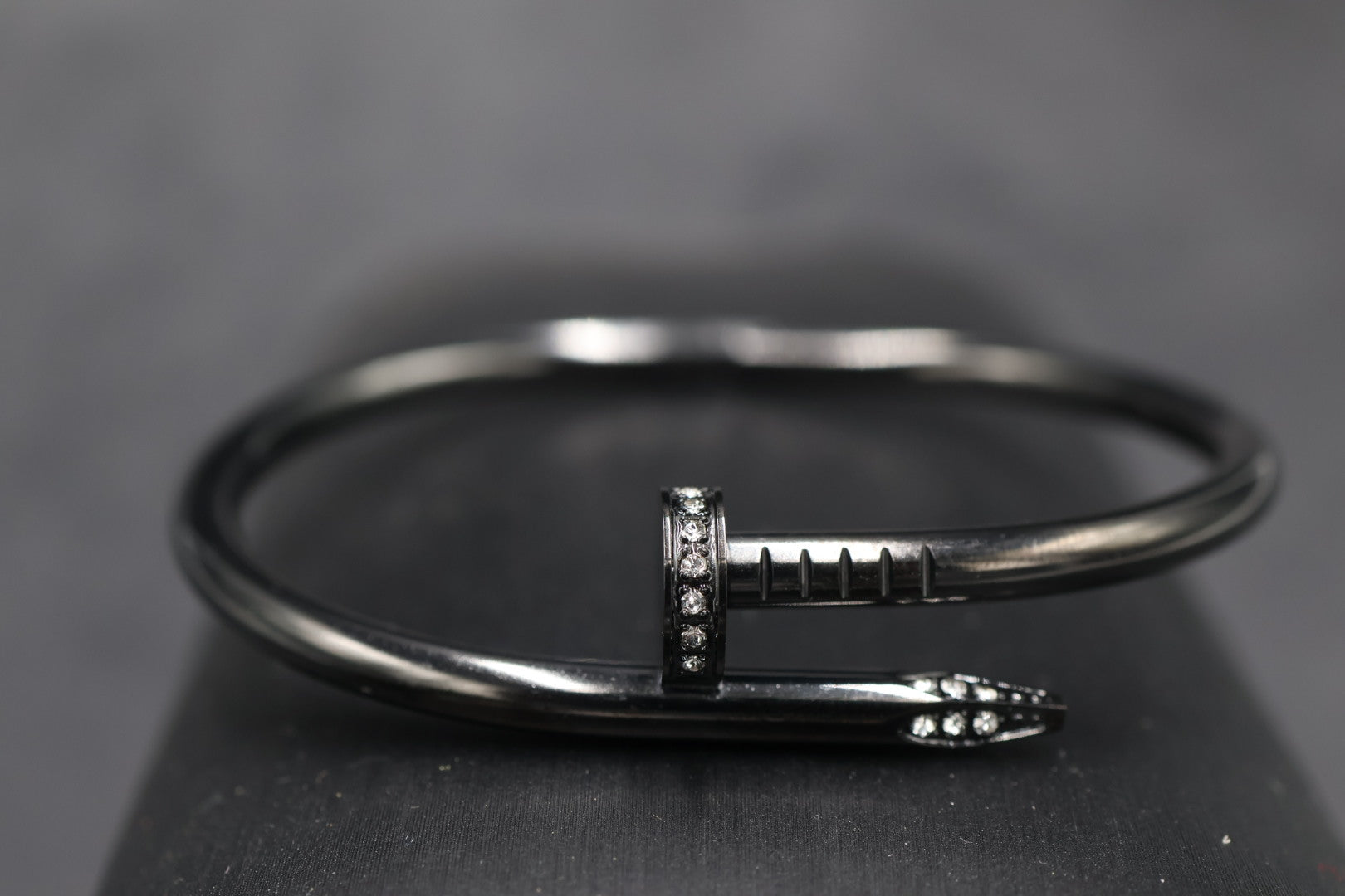 Pulsera Brazalete Clavo Drill - Negro Zirconias.