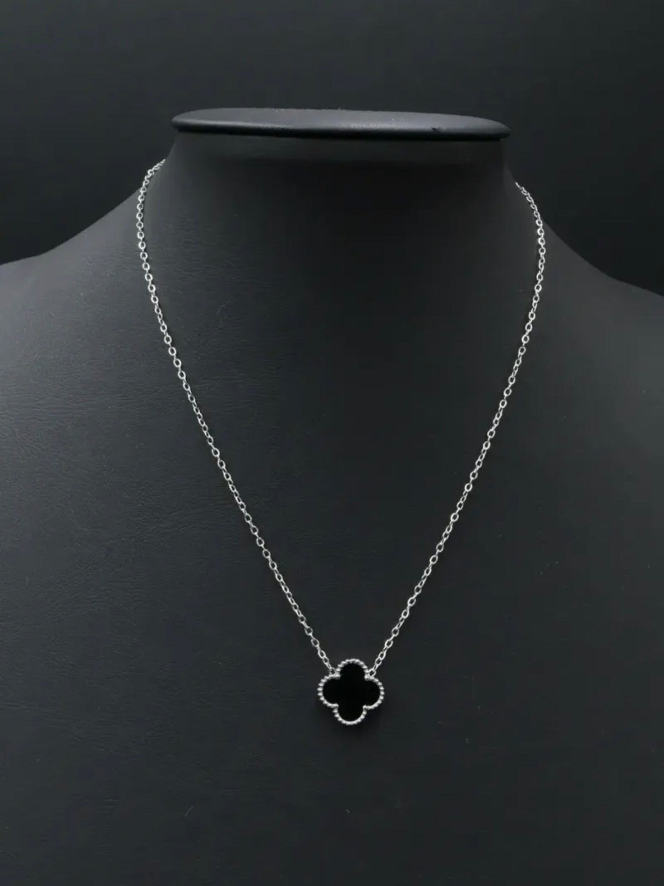 Collar 1 trébol - Plateado / Negro.