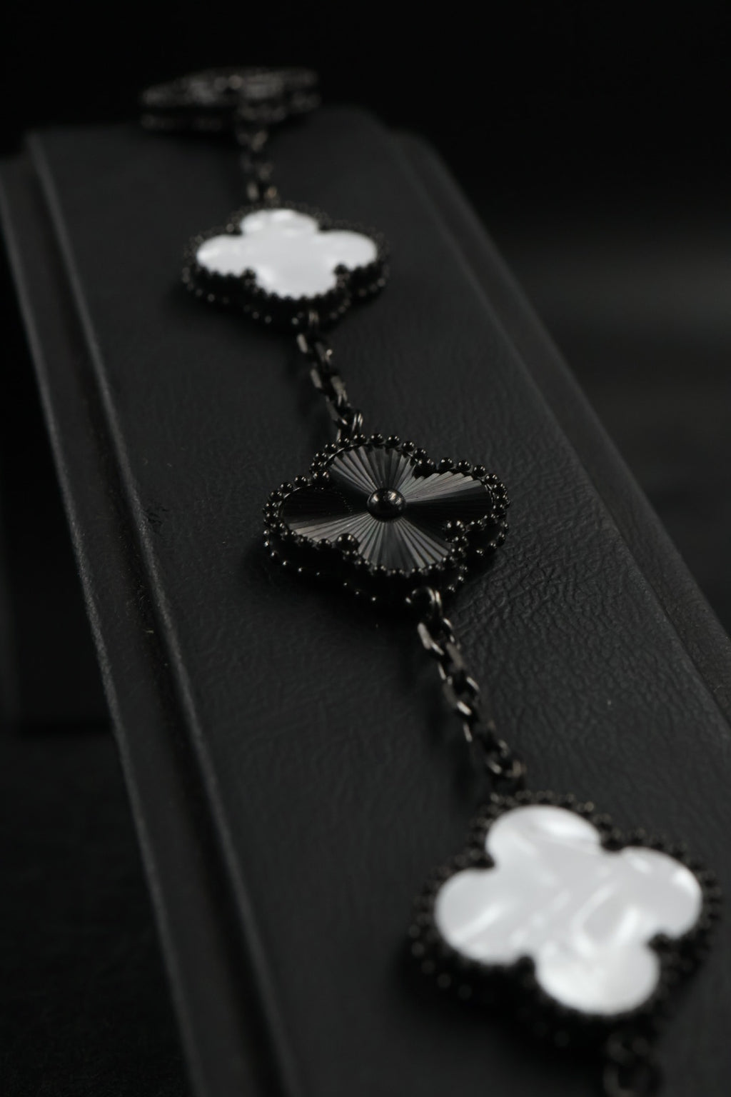 Pulsera Trébol Blanco Nácar - Láser Negro.