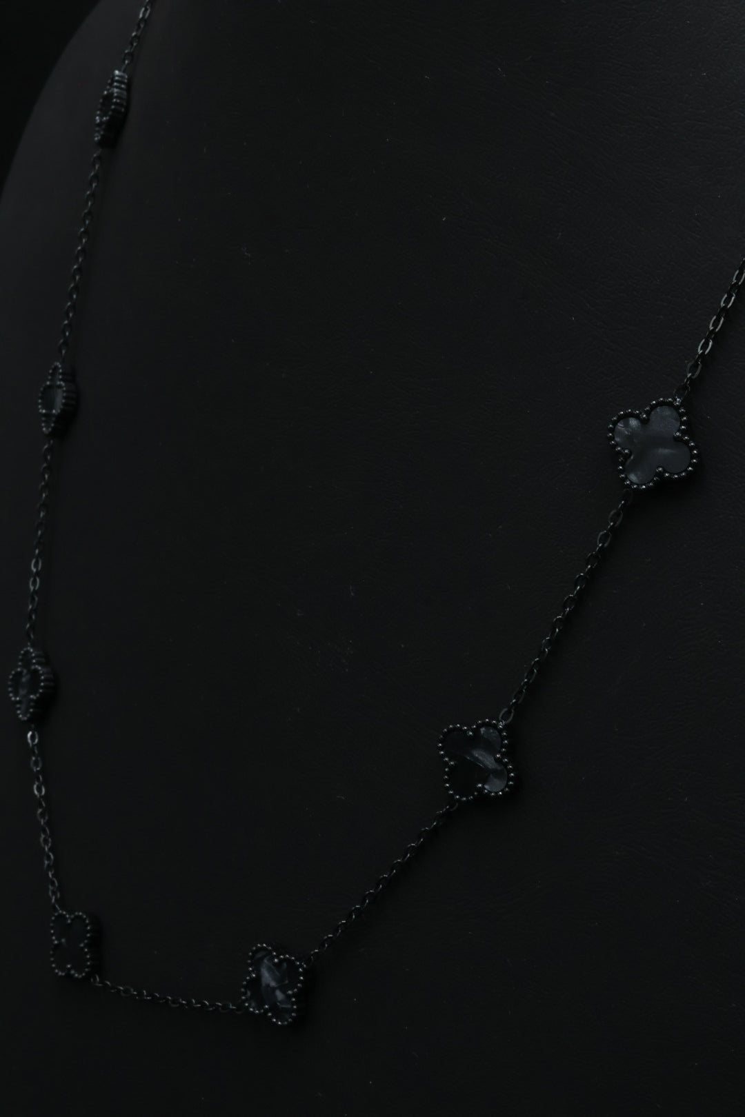 Collar Trébol 13 mm Negro Marmolado. - Negro.