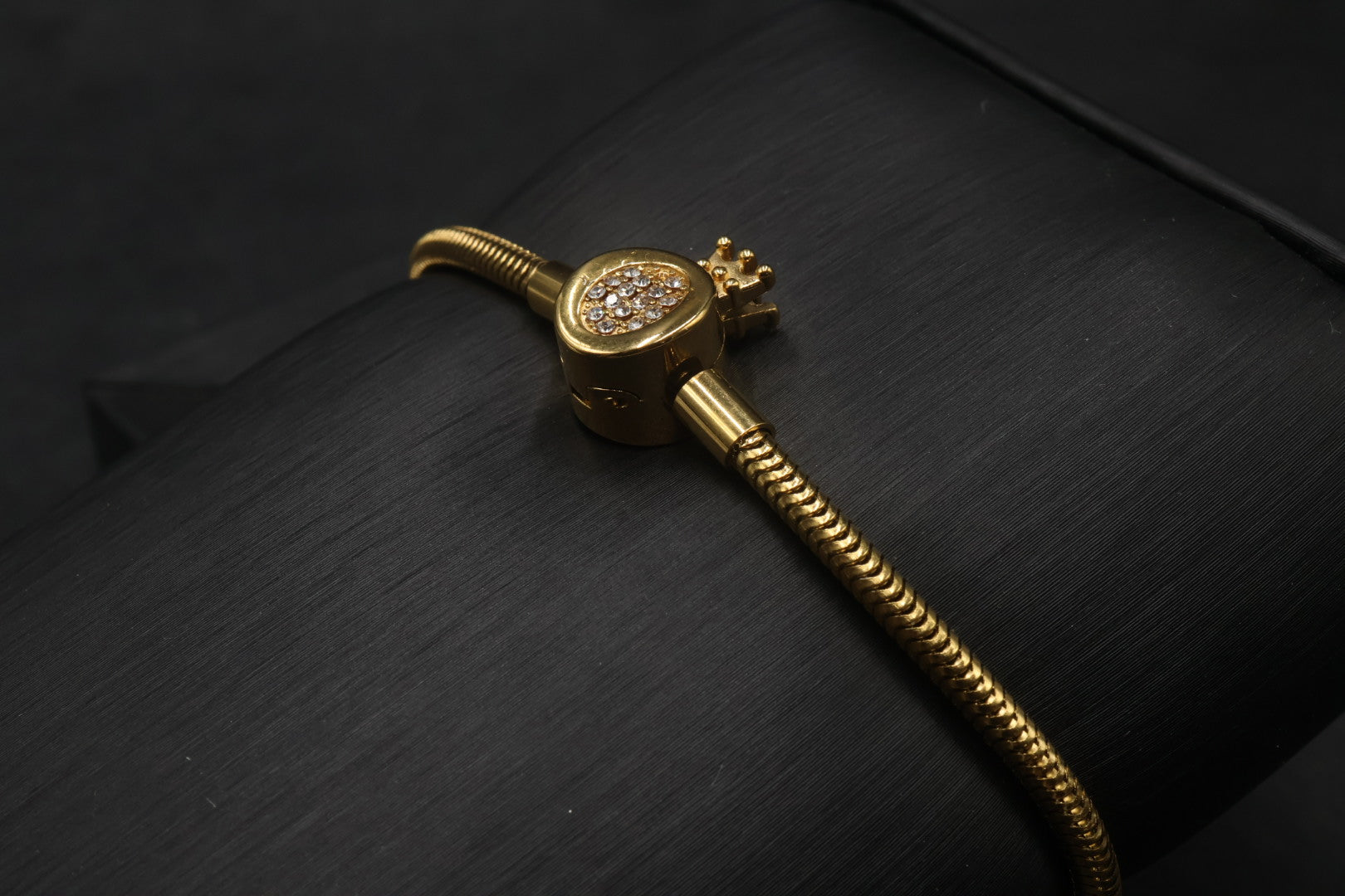 Pulsera dorada tipo Pandora 8.