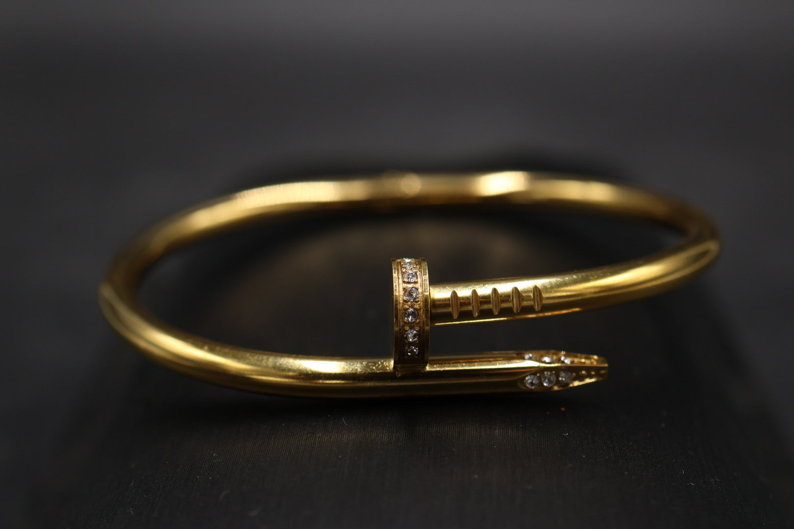 Pulsera Brazalete Clavo Drill - Dorado Zirconias.