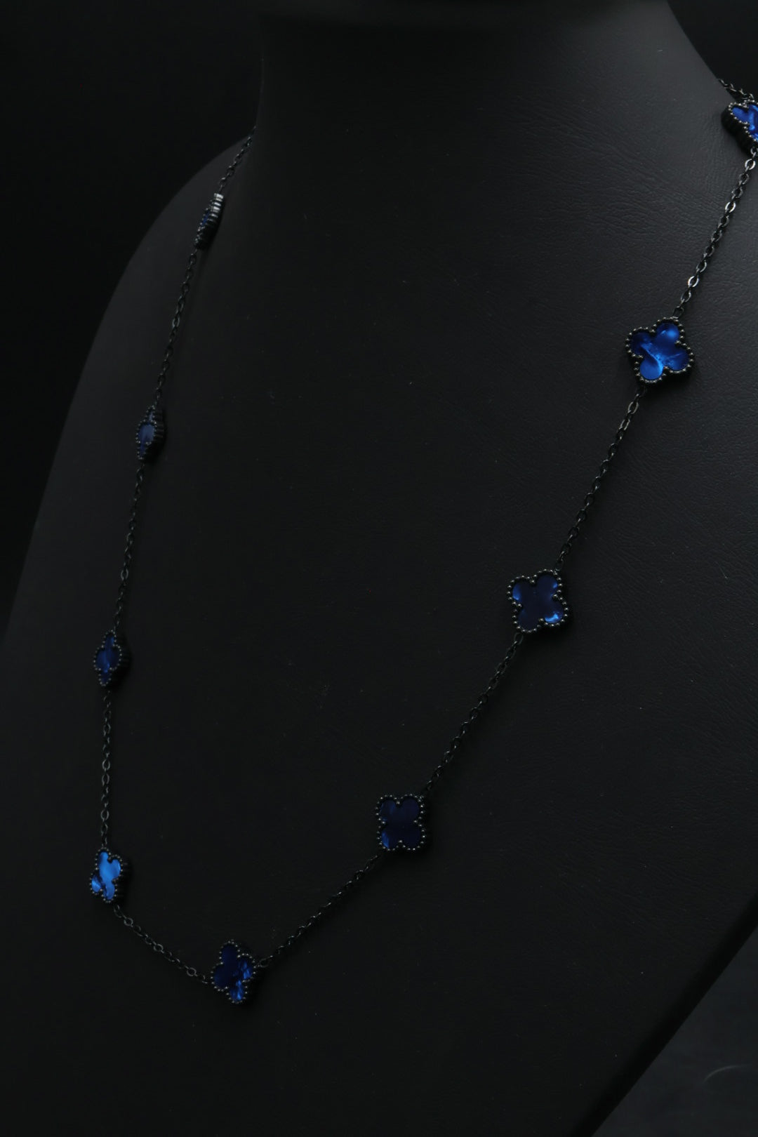 Collar Trébol 13 mm Azul Marmolado. - Negro.