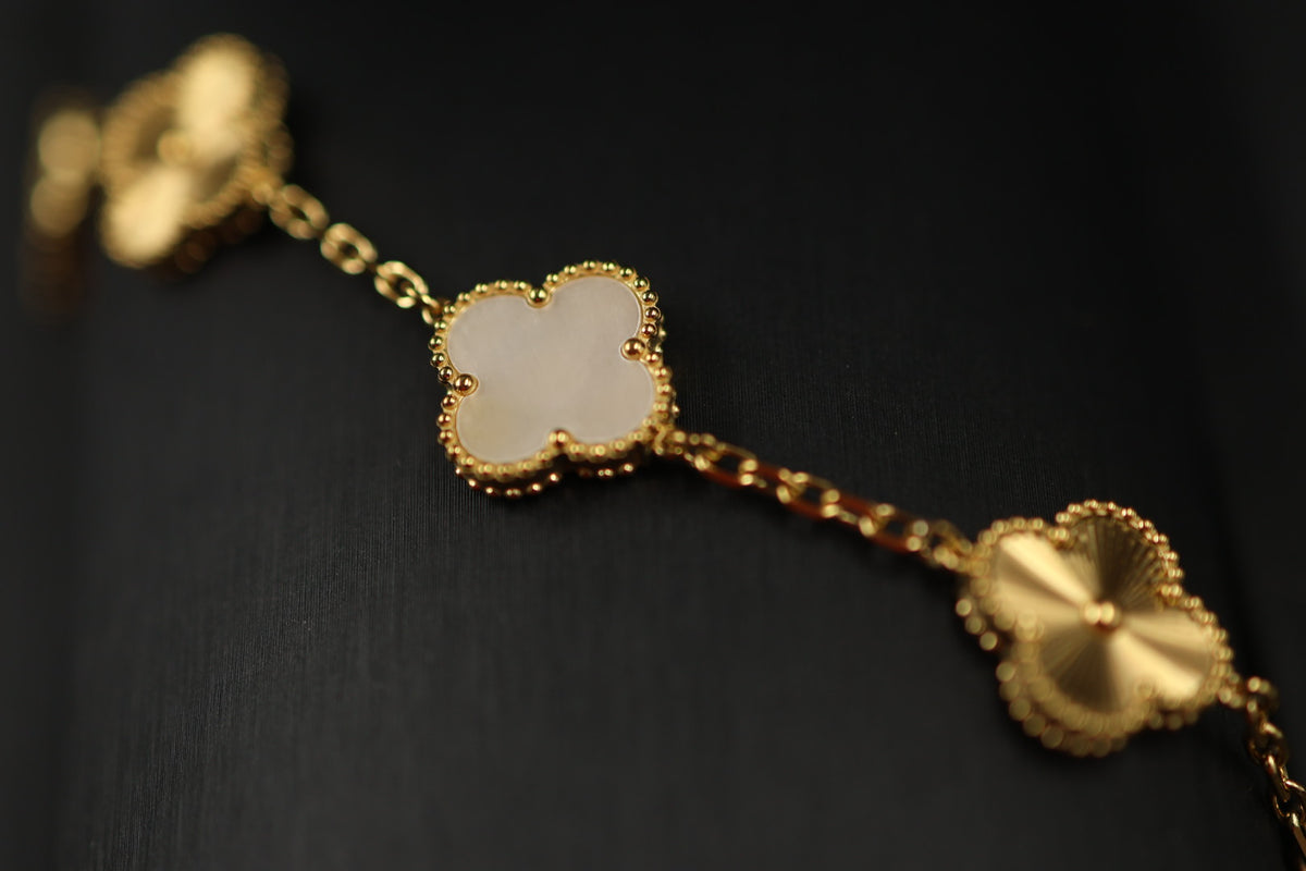 Pulsera Trébol Blanco Tornasol - Láser Dorado.