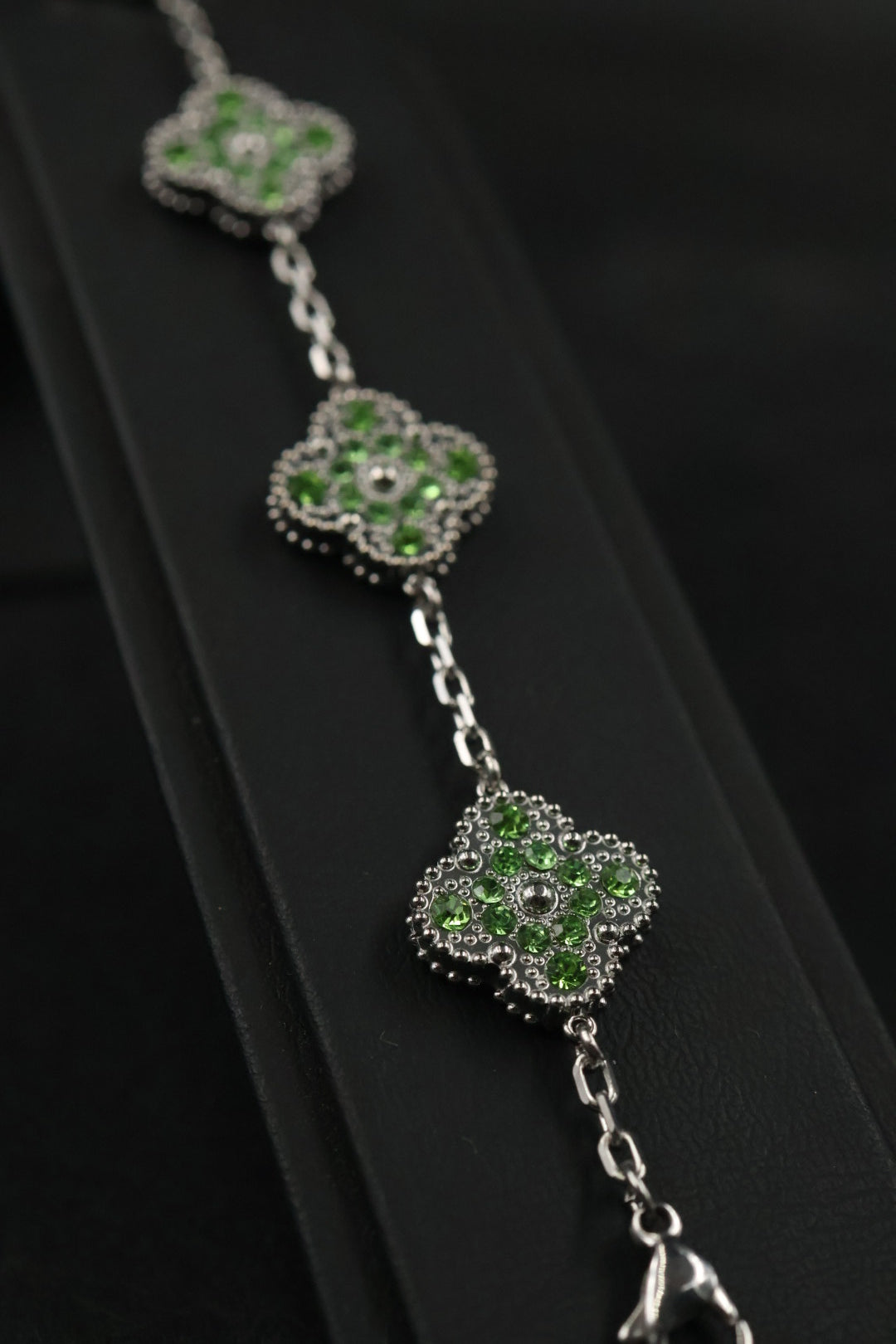 Pulsera Trébol Plateado - Zirconias Verdes.