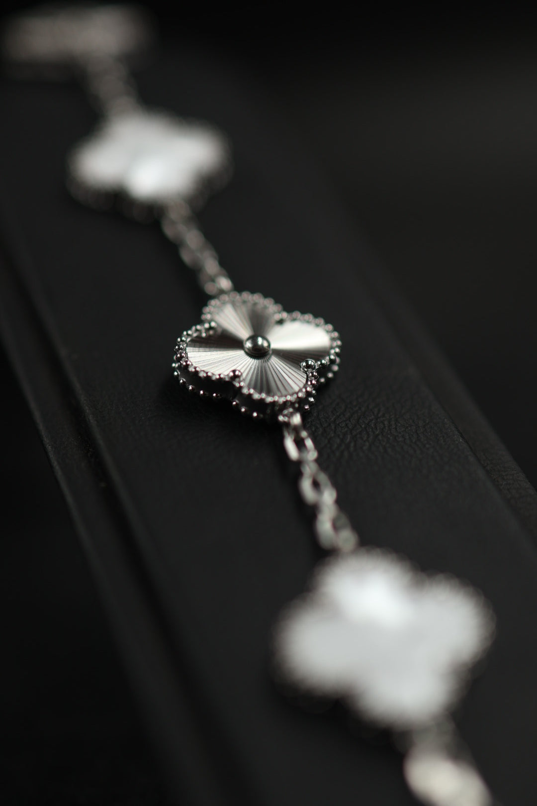 Pulsera Trébol Blanco Nácar - Láser Plateado.