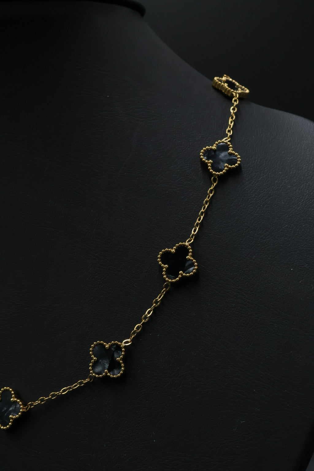 Collar Trébol 13 mm Negro Marmolado. - Dorado.