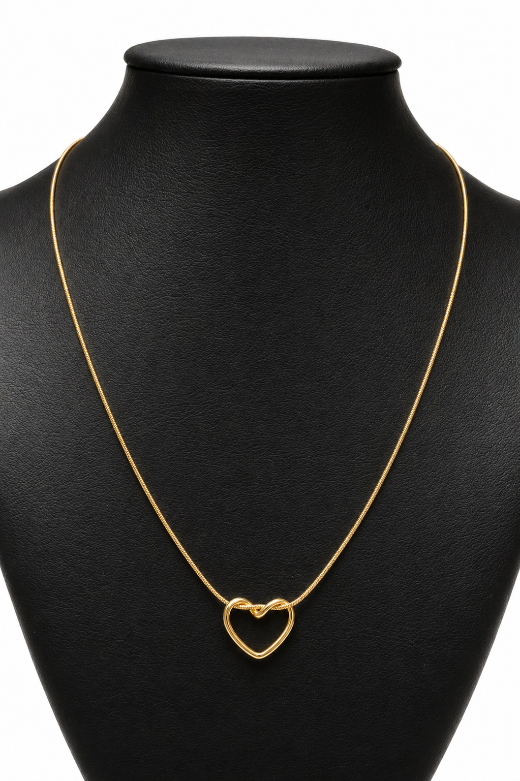 Collar con dije de Corazón Dorado.