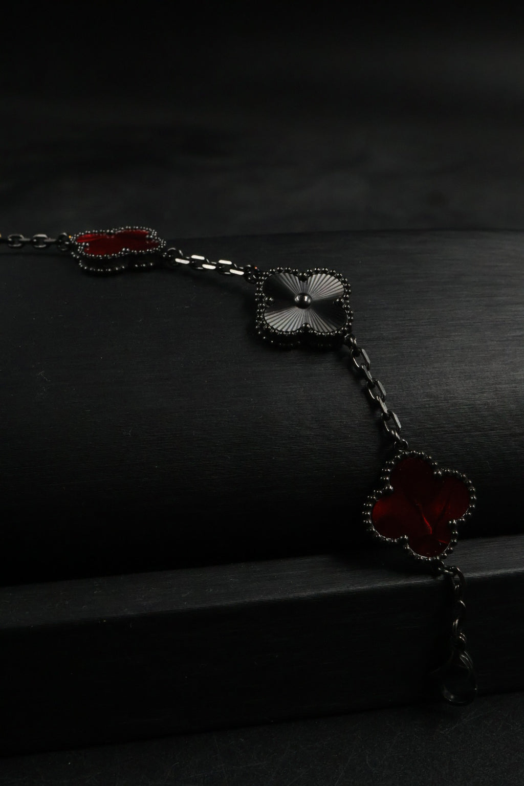 Pulsera Trébol Rojo Mármol- Láser Negro.