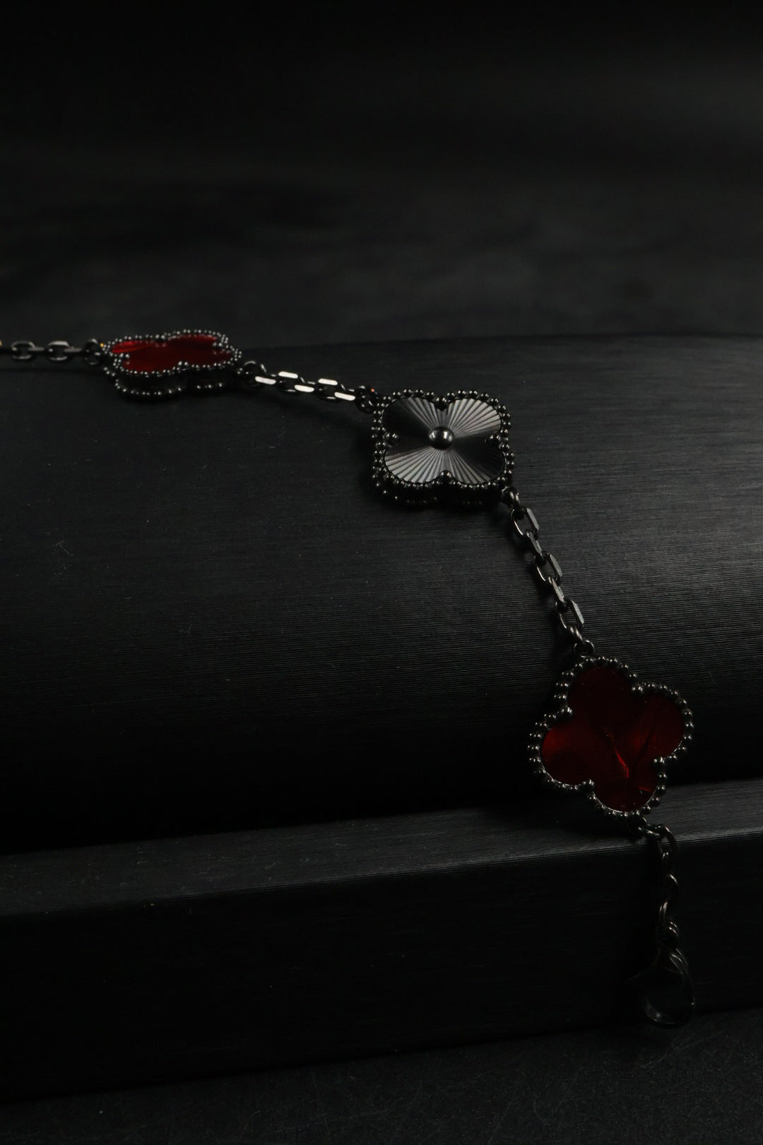 Pulsera Trébol Rojo Mármol- Láser Negro.