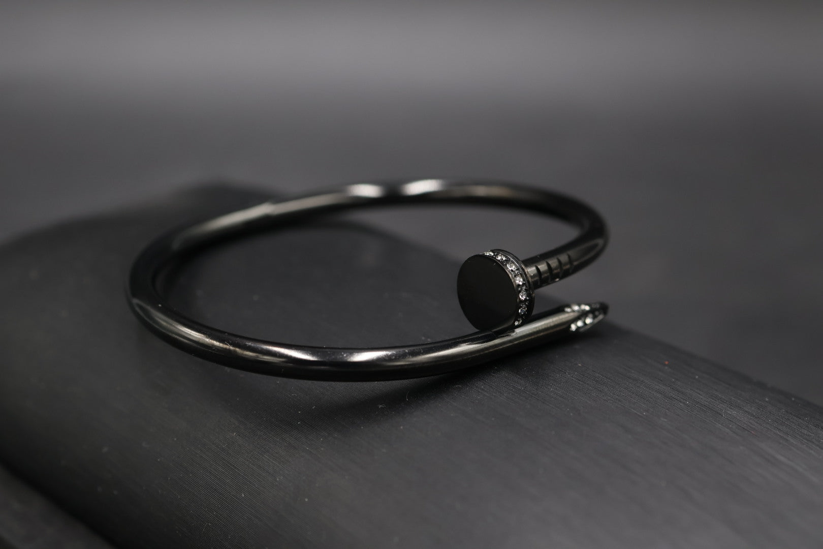 Pulsera Brazalete Clavo Drill - Negro Zirconias.