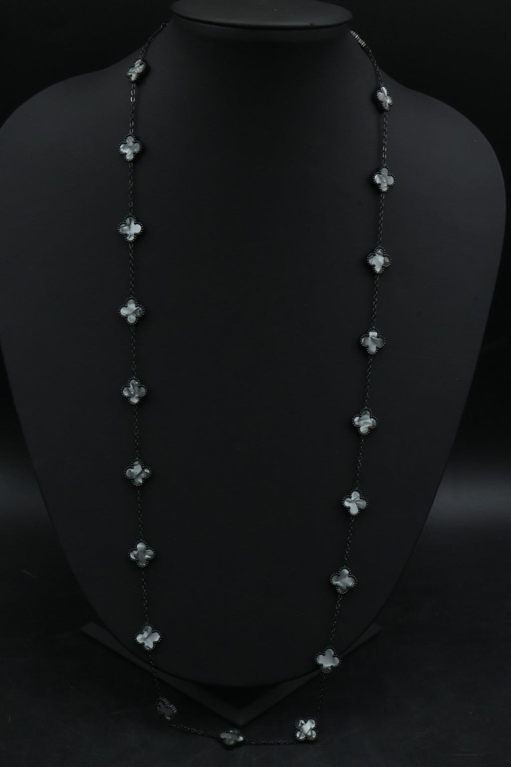 Collar Largo Trébol 13 mm Gris Marmolado. - Negro.