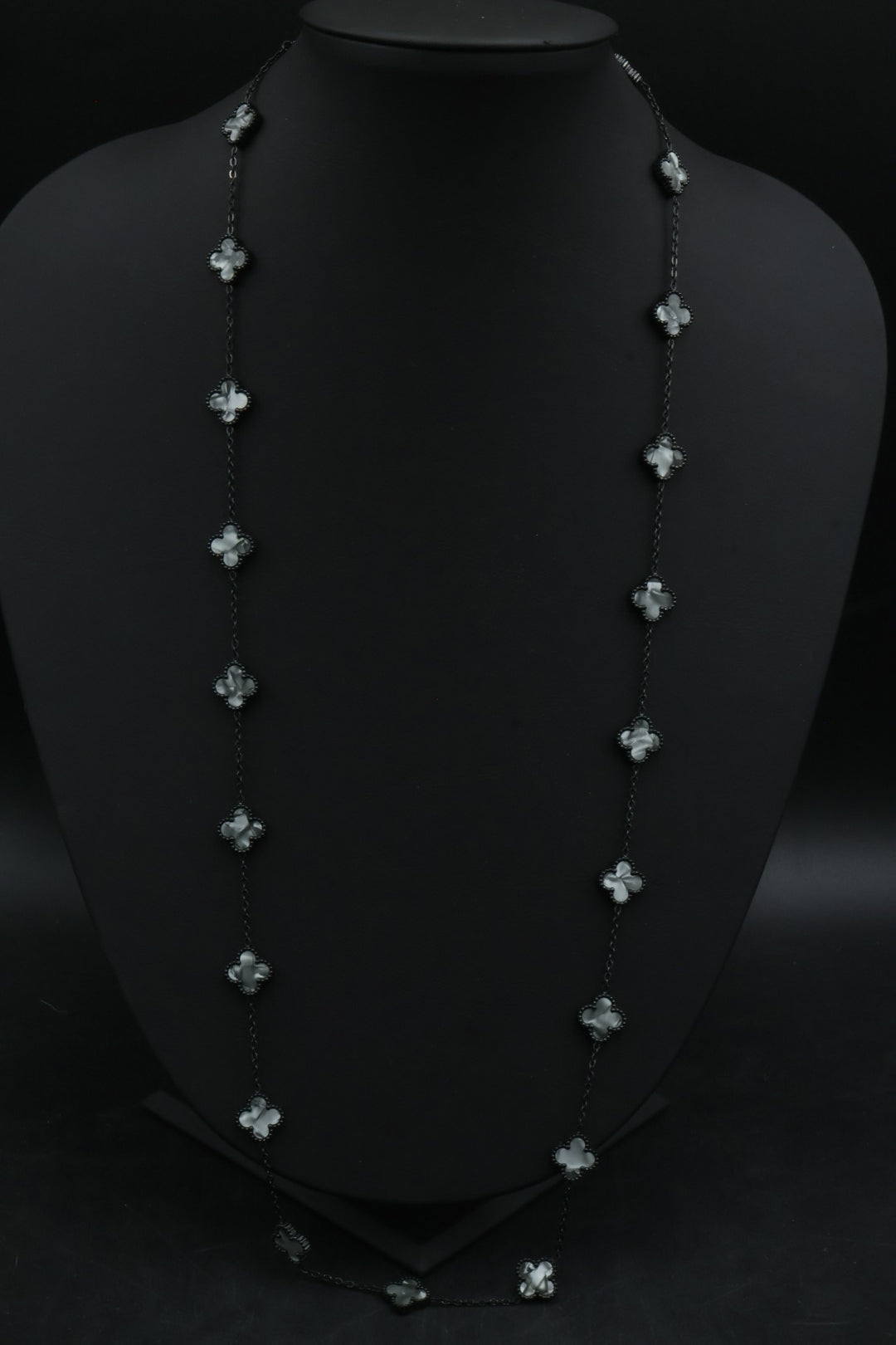 Collar Largo Trébol 13 mm Gris Marmolado. - Negro.