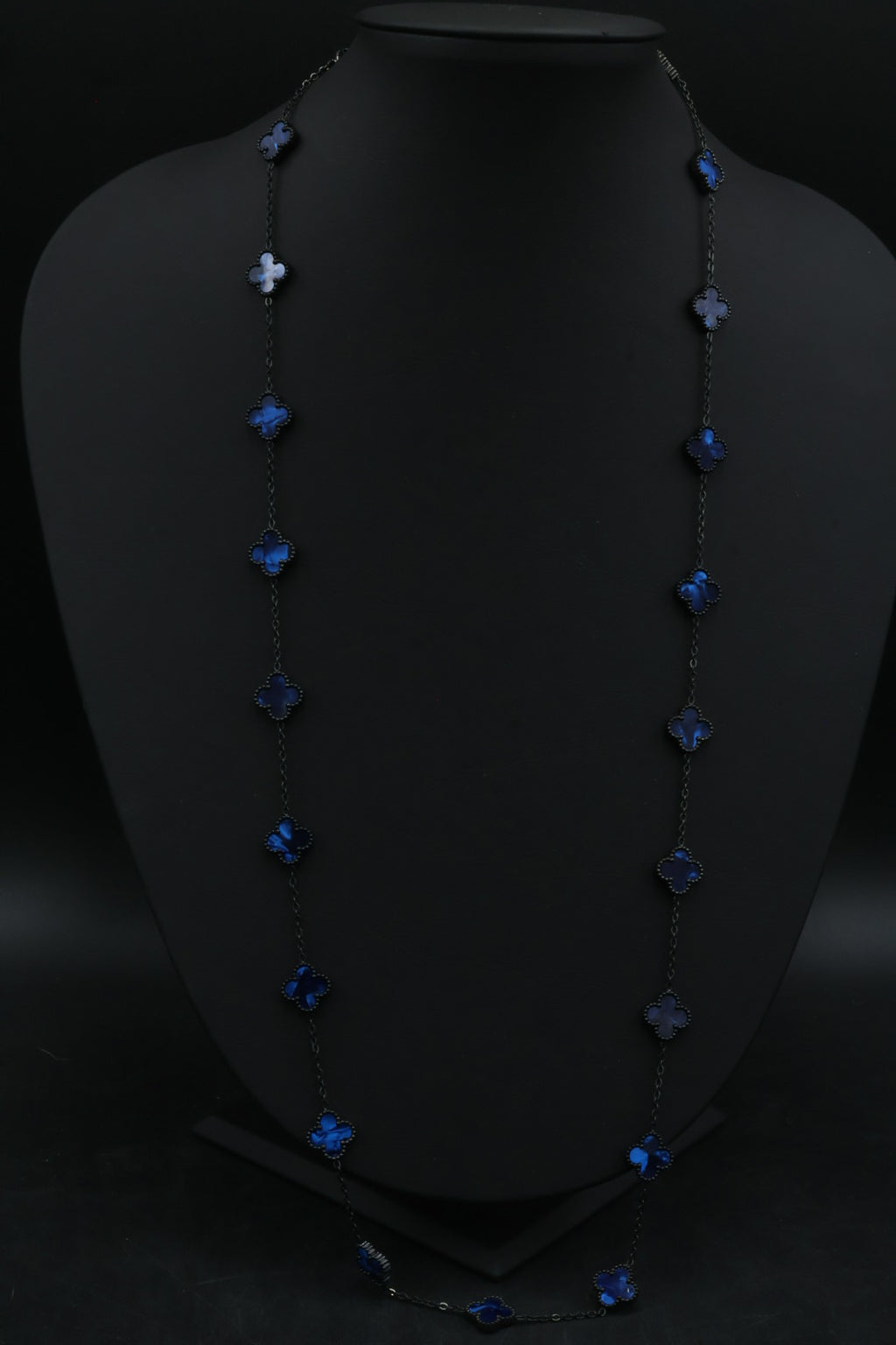 Collar Largo Trébol 13 mm Azul Marmolado. - Negro.