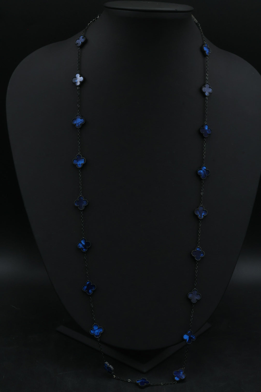 Collar Largo Trébol 13 mm Azul Marmolado. - Negro.