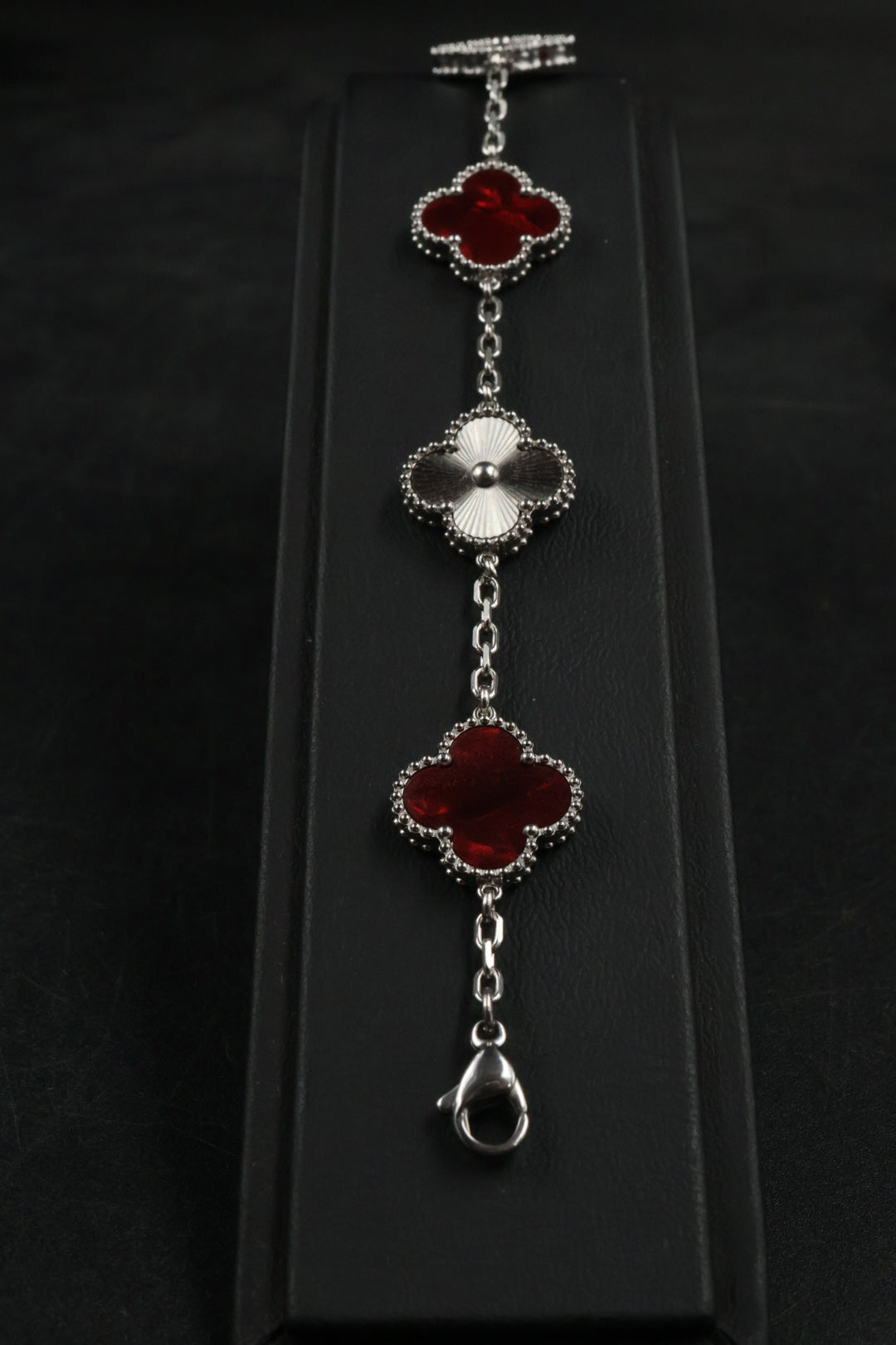 Pulsera Trébol Rojo Mármol- Láser Plateado.