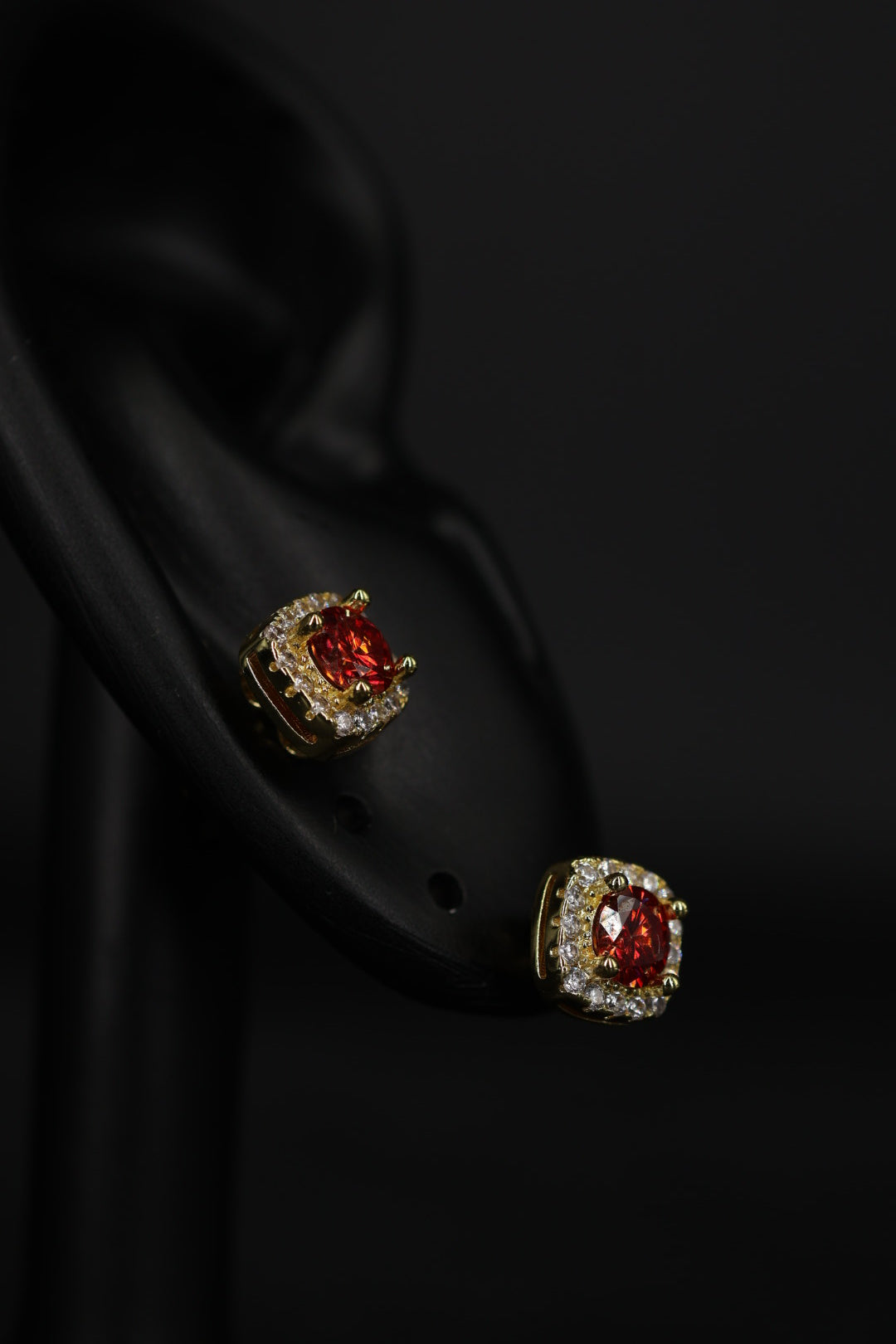 Aretes Box Plata .925 Baño de Oro - Moissanita Red 0.5 ct.