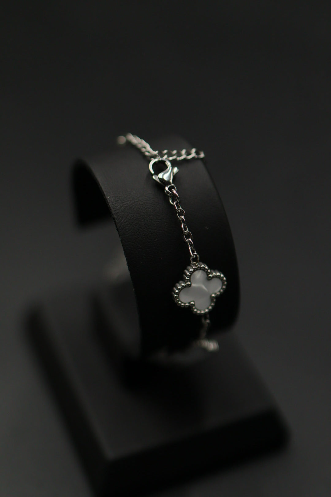 Pulsera Trébol 13 mm Liso Plateado - Blanco.
