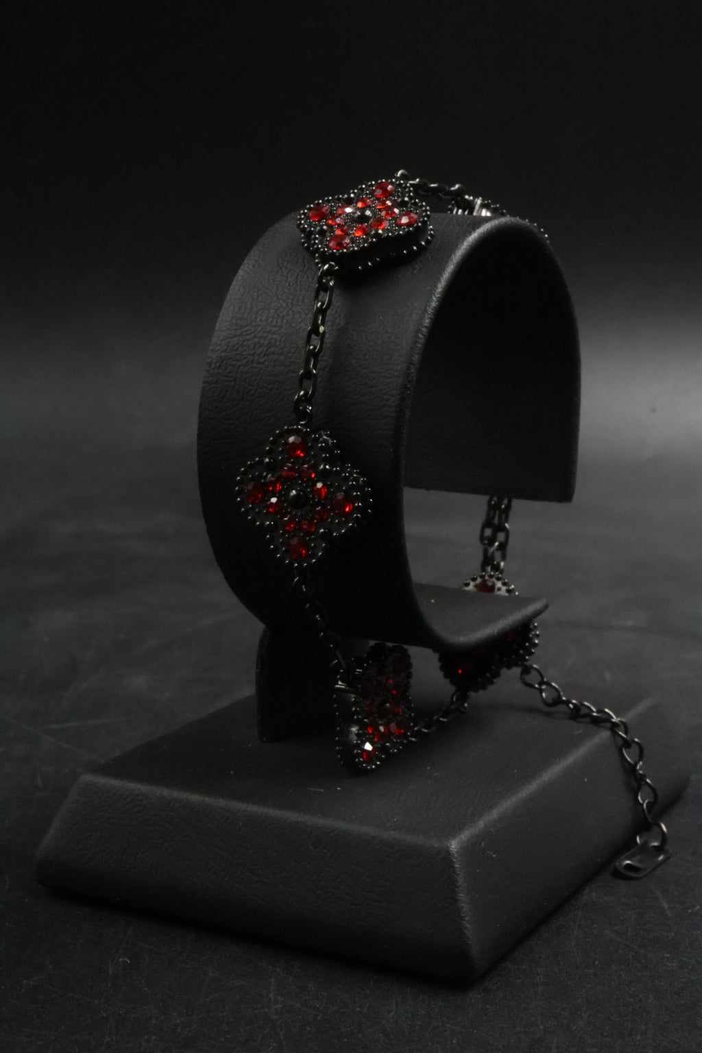 Pulsera Trébol Negro - Zirconias Rojo.