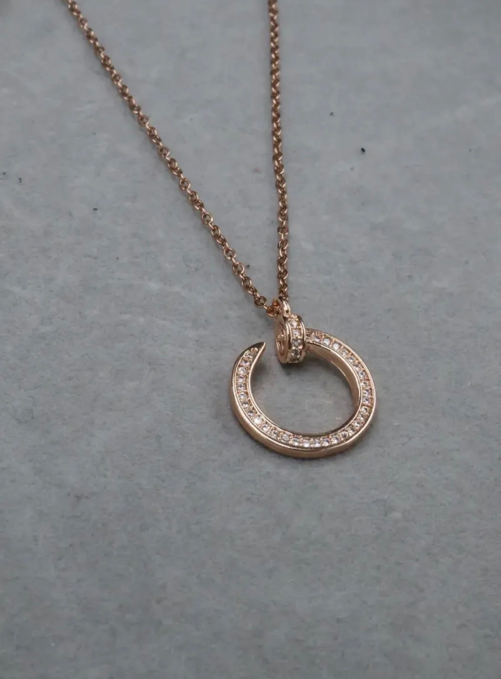 Collar Clavo Pequeño con Zirconias - Rose Gold.