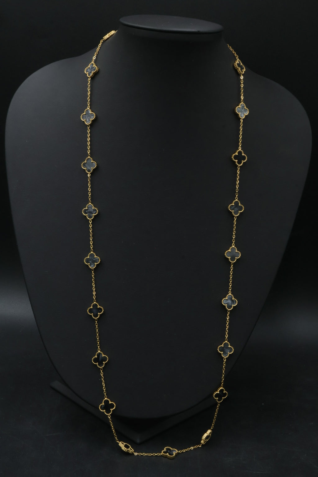 Collar Largo Trébol 13 mm Negro Marmolado. - Dorado.