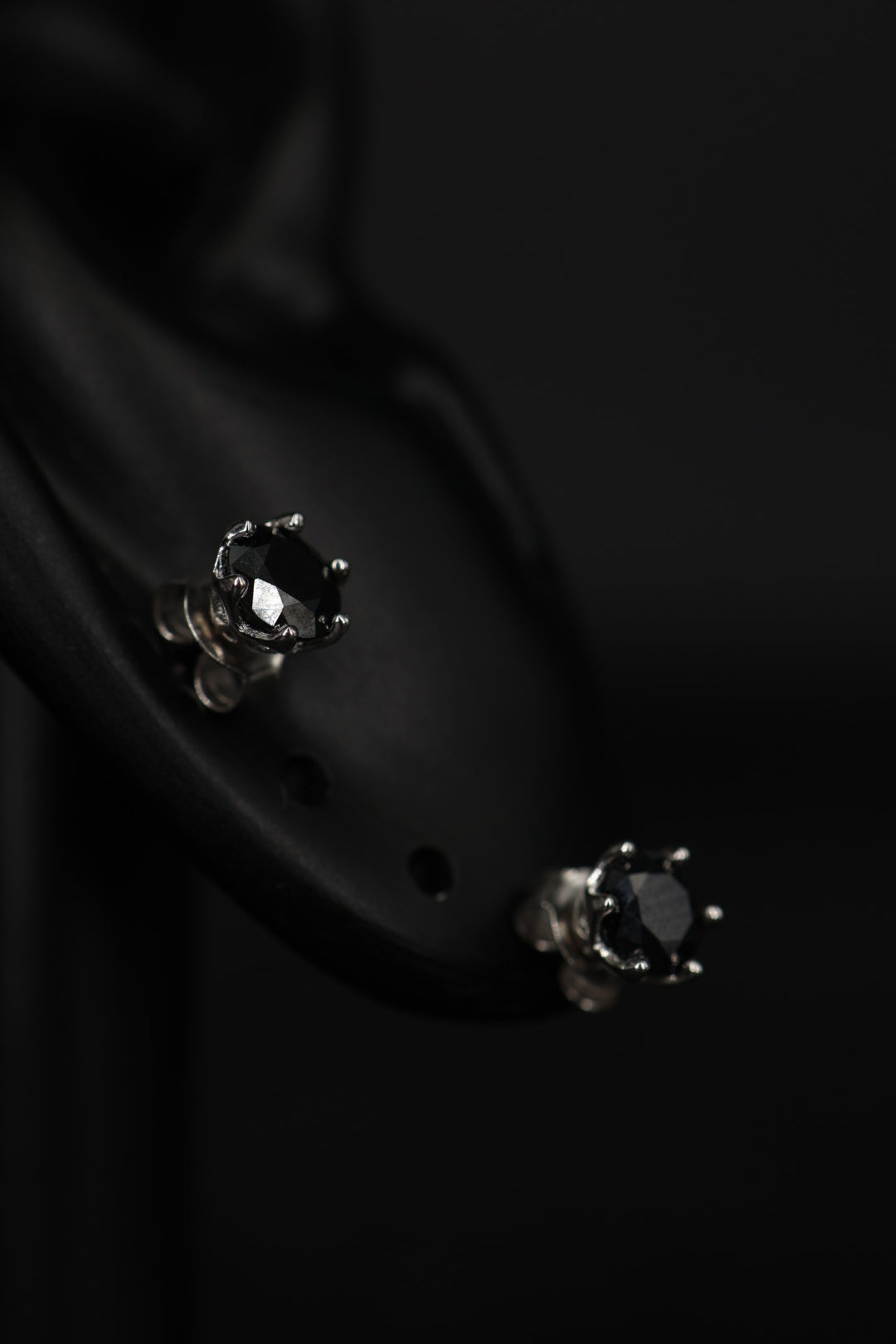 Aretes Plata .925 - Moissanita Black 0.5 ct.