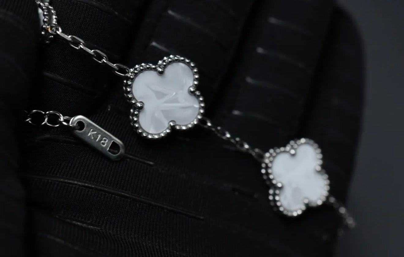 Pulsera Full Set trébol 15 mm básica. Plateada - Blanco