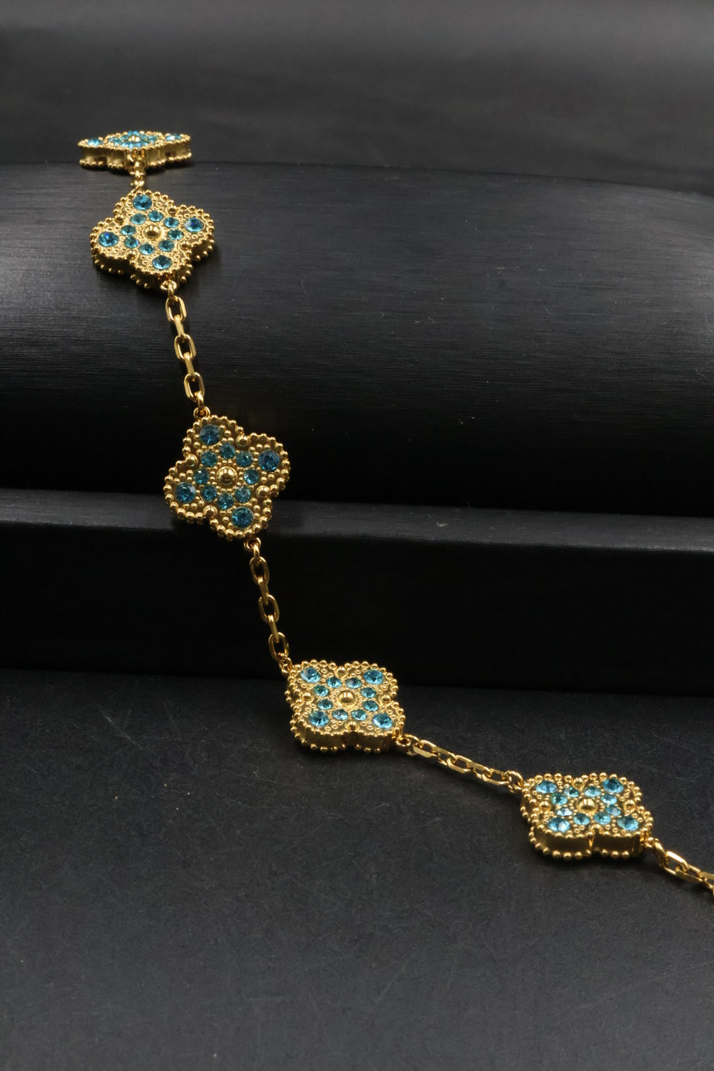 Pulsera Trébol Dorado - Zirconias Celeste.