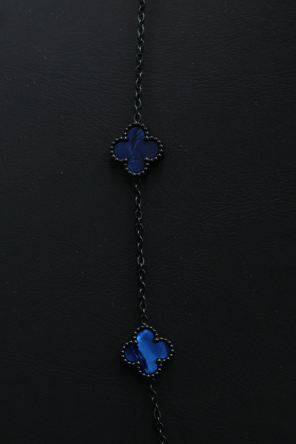 Collar Trébol 13 mm Azul Marmolado. - Negro.