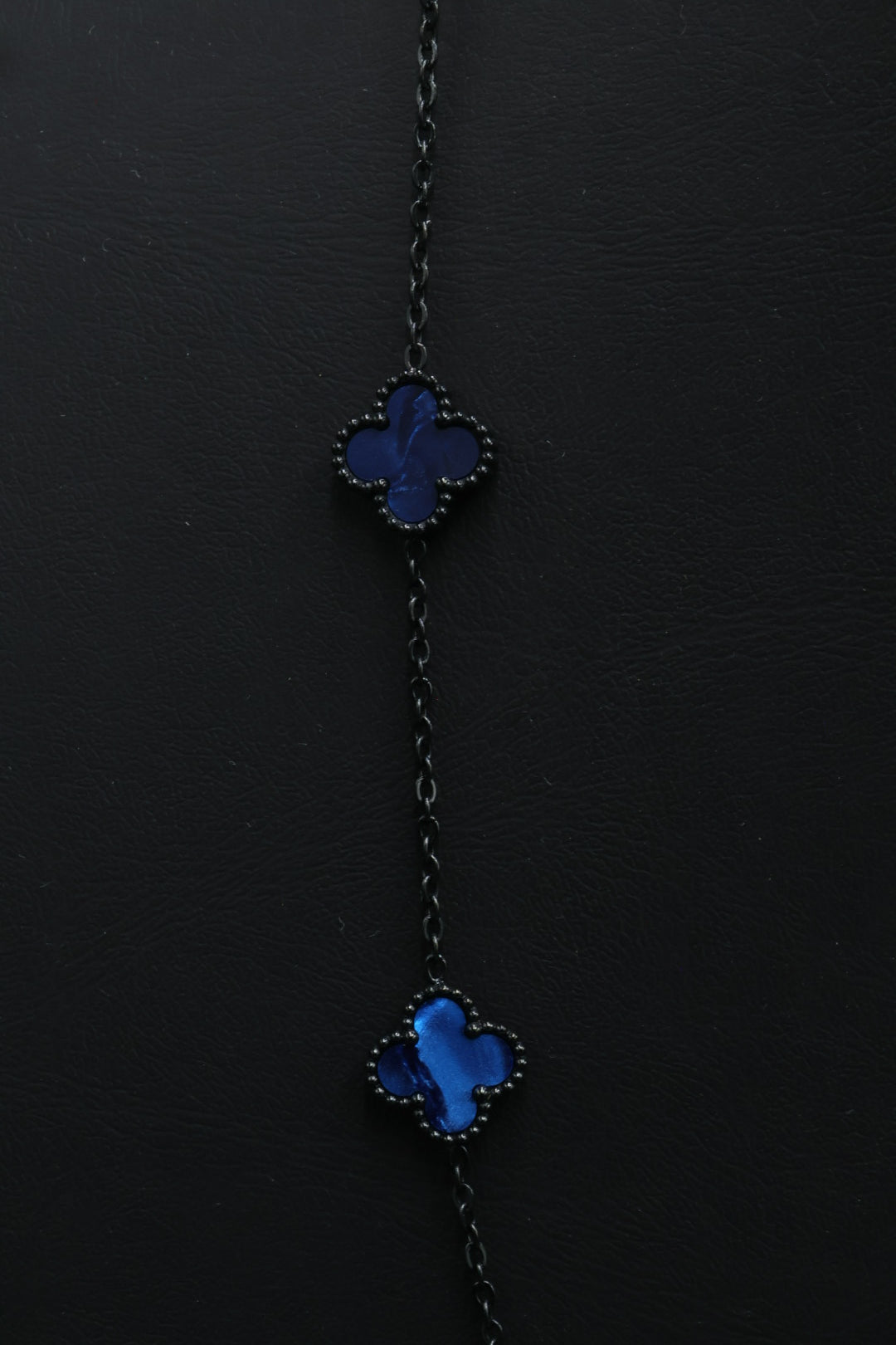 Collar Trébol 13 mm Azul Marmolado. - Negro.