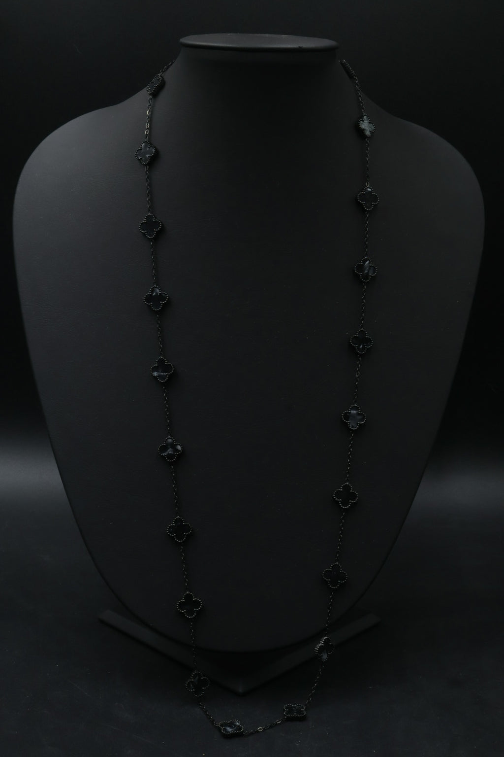Collar Largo Trébol 13 mm Negro Marmolado. - Negro.