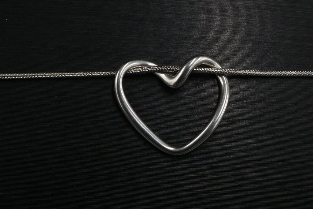 Collar con dije de Corazón Plateado.