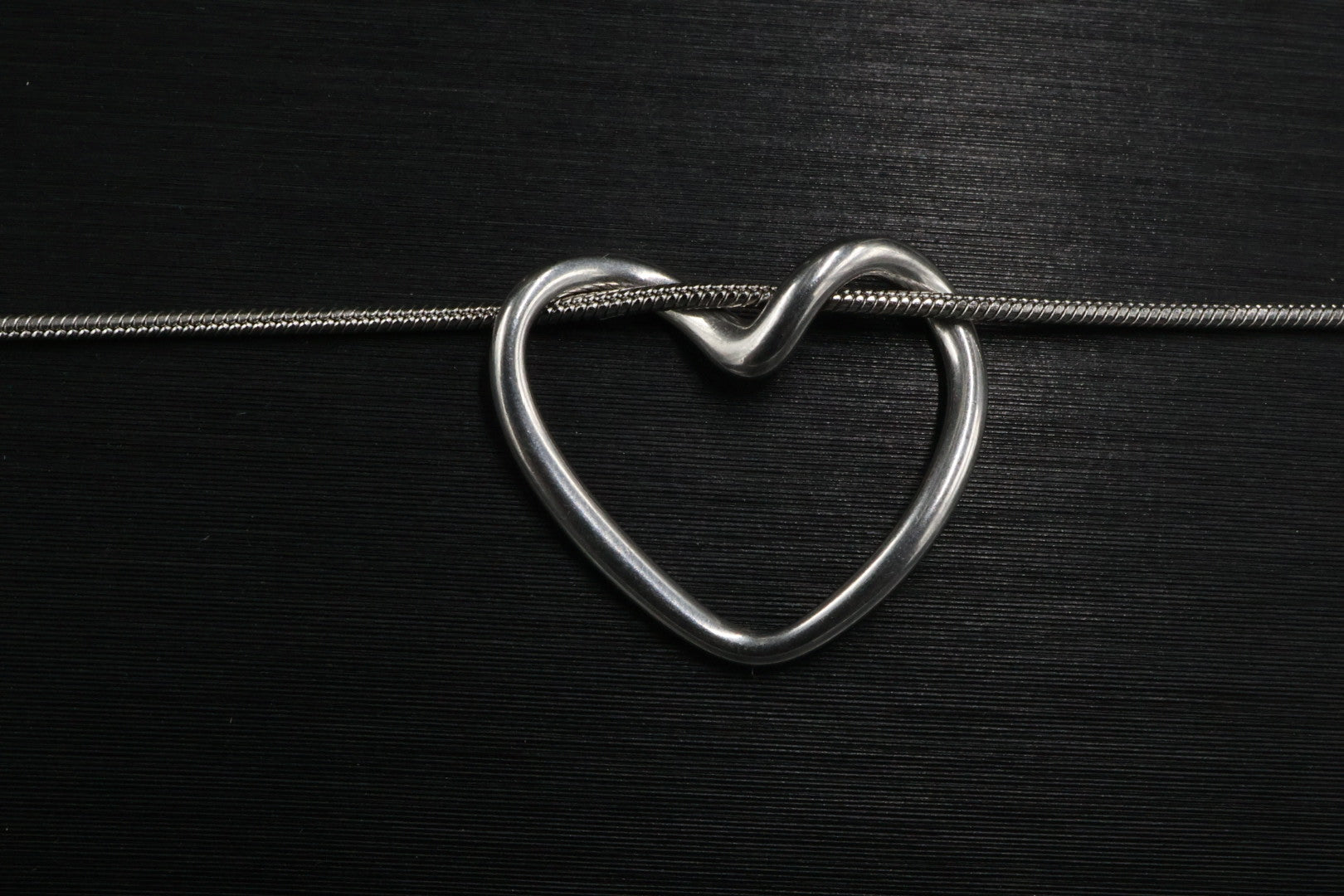 Collar con dije de Corazón Plateado.
