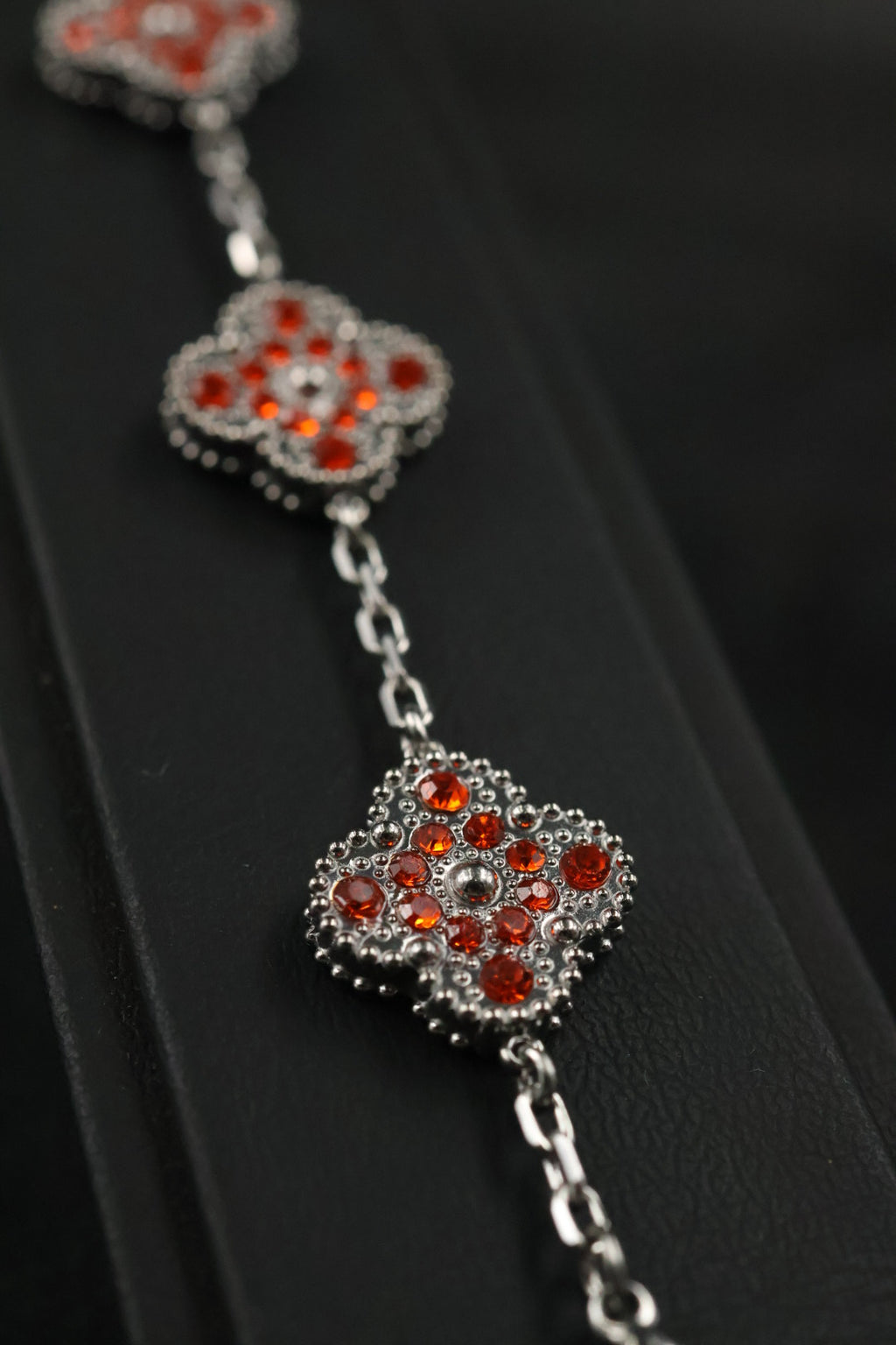 Pulsera Trébol Plateado - Zirconias Naranjas.