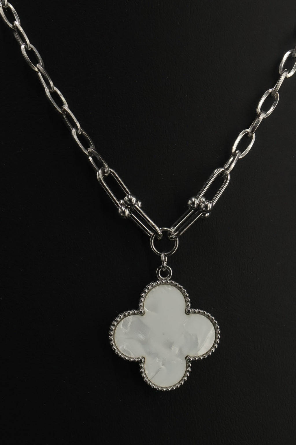 Collar Grande 1 trébol - Plateado / Blanco.