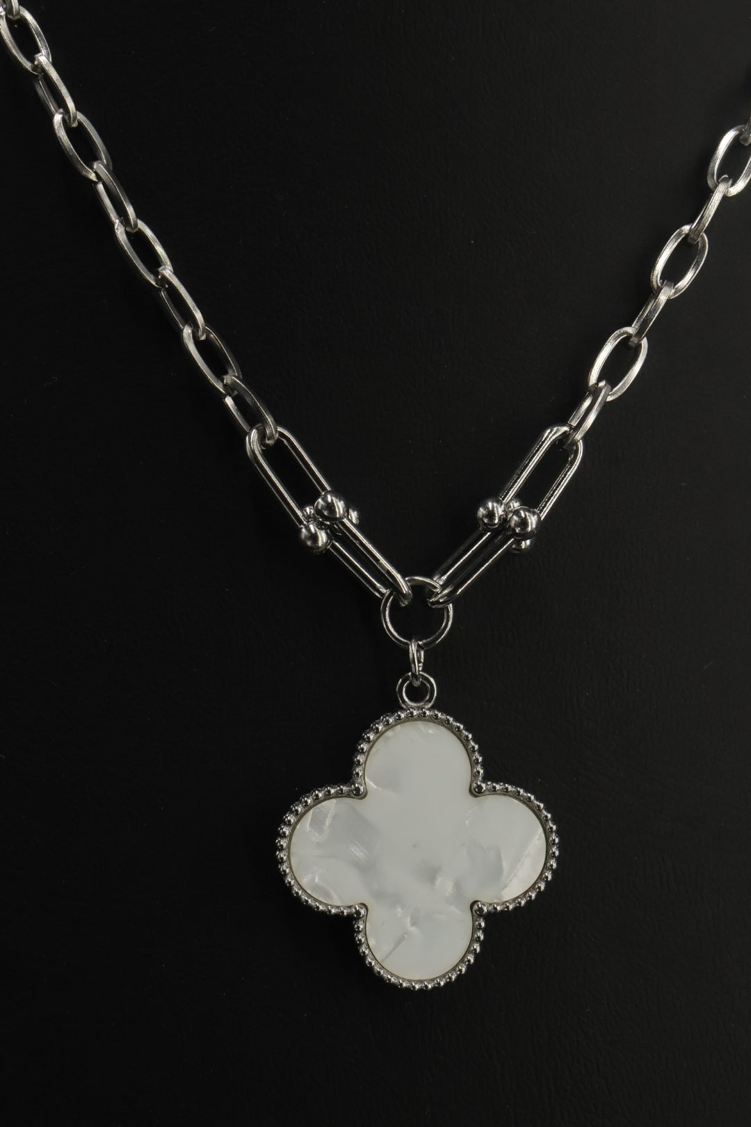 Collar Grande 1 trébol - Plateado / Blanco.