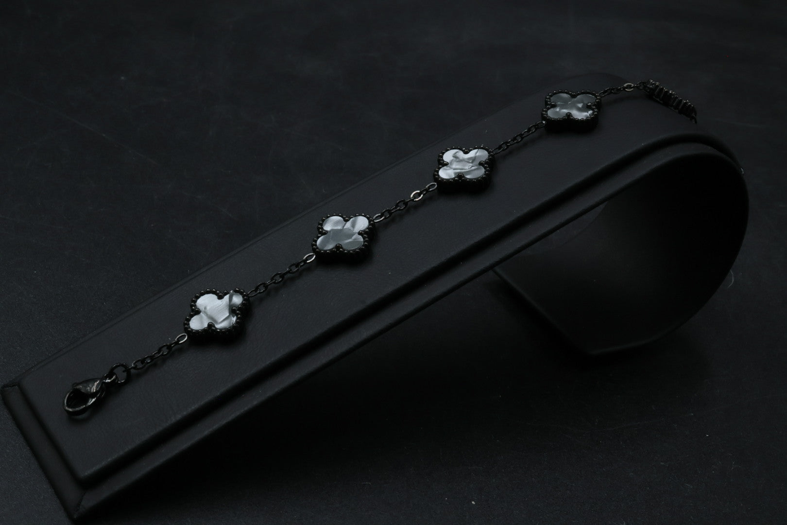 Pulsera Negra Trébol 13 mm Mármol - Blanco.