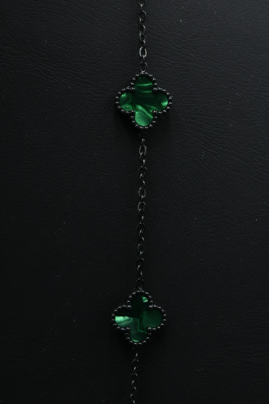 Collar Trébol 13 mm Verde Marmolado. - Negro.