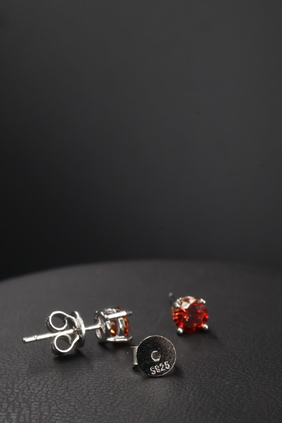 Aretes Plata .925 - Moissanita Red 0.5 ct.